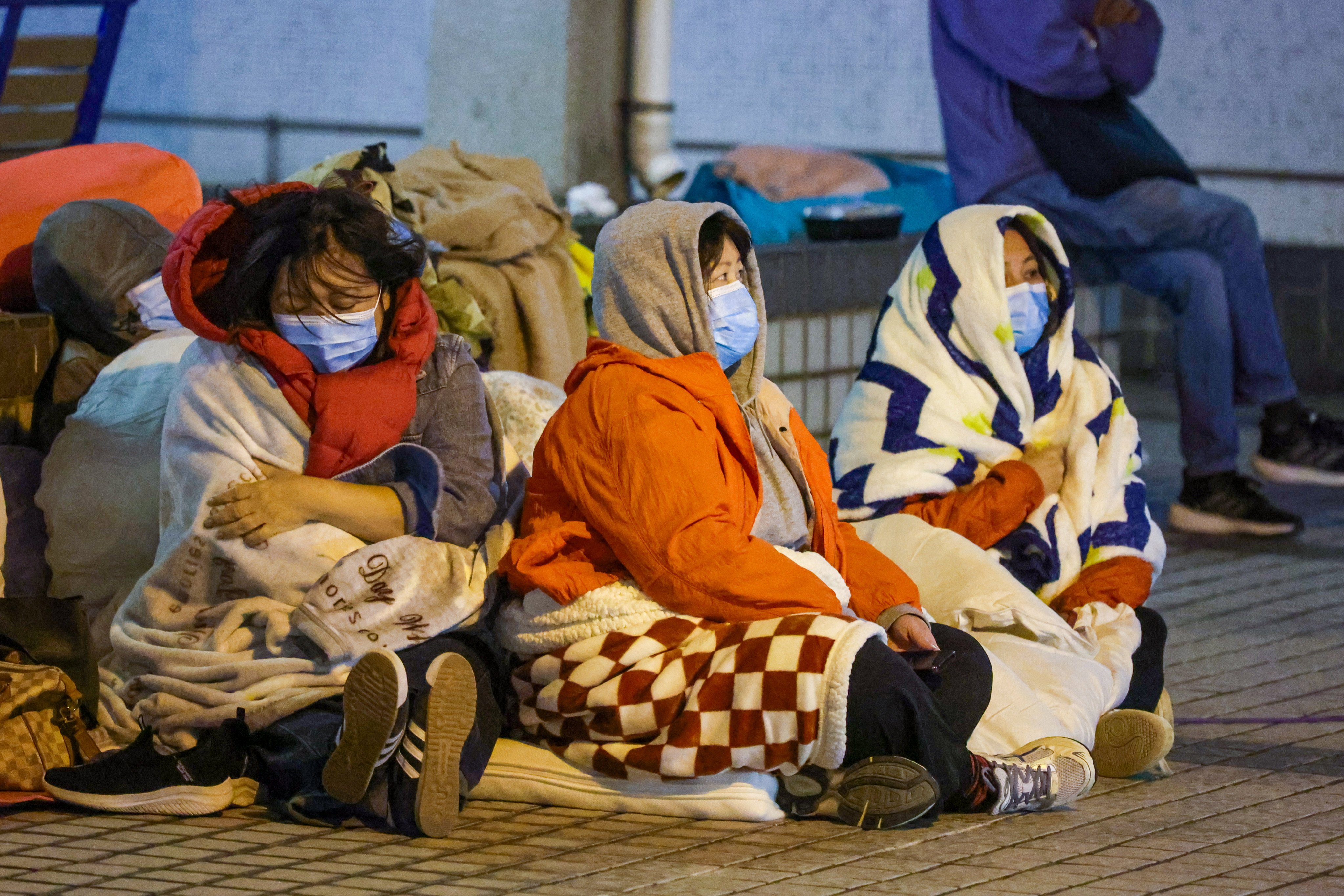 Residents are forced to look on from the streets as the fire ripped through Wang Fuk Court. Photo: Dickson Lee
