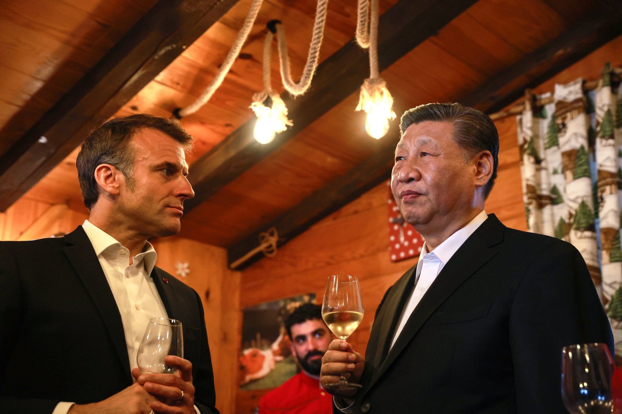 French President Emmanuel Macron and Chinese President Xi Jinping enjoy a drink in a restaurant in the Pyrenees in May 2024. Photo: AP French President Emmanuel Macron and Chinese President Xi Jinping enjoy a drink in a restaurant in the Pyrenees in May 2024. Photo: AP