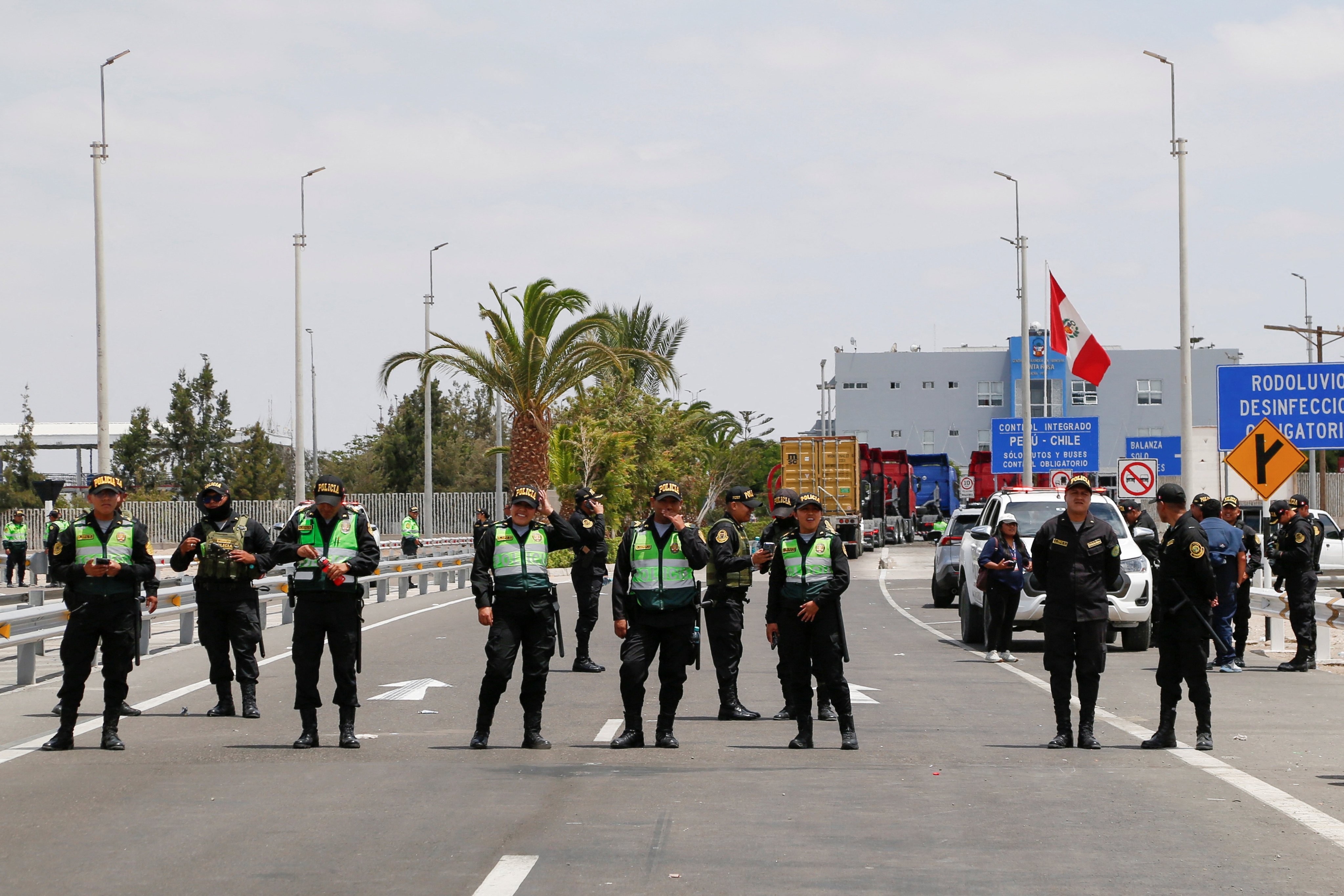 Peruvian police stand near the Chacalluta border complex to block Venezuelan migrants seeking to leave Chile. Photo: Reuters