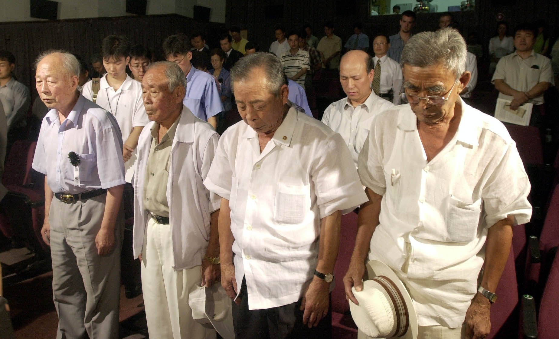 South Korean survivors gathered in Seoul in 2001 to pay tribute to victims of the sunken Imperial Japanese Navy transport vessel Ukishima Maru. Photo: AP