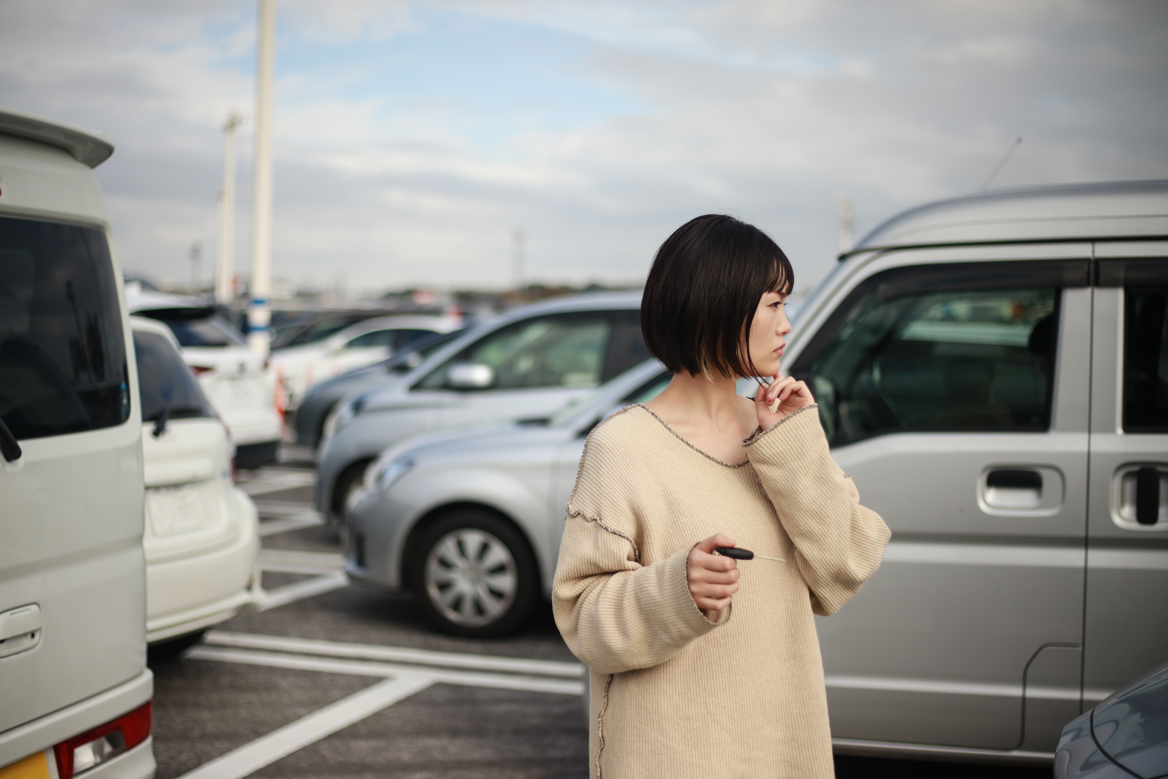 A woman looks for her car in a parking lot. Car thefts are on the rise in Japan. Photo: Shutterstock