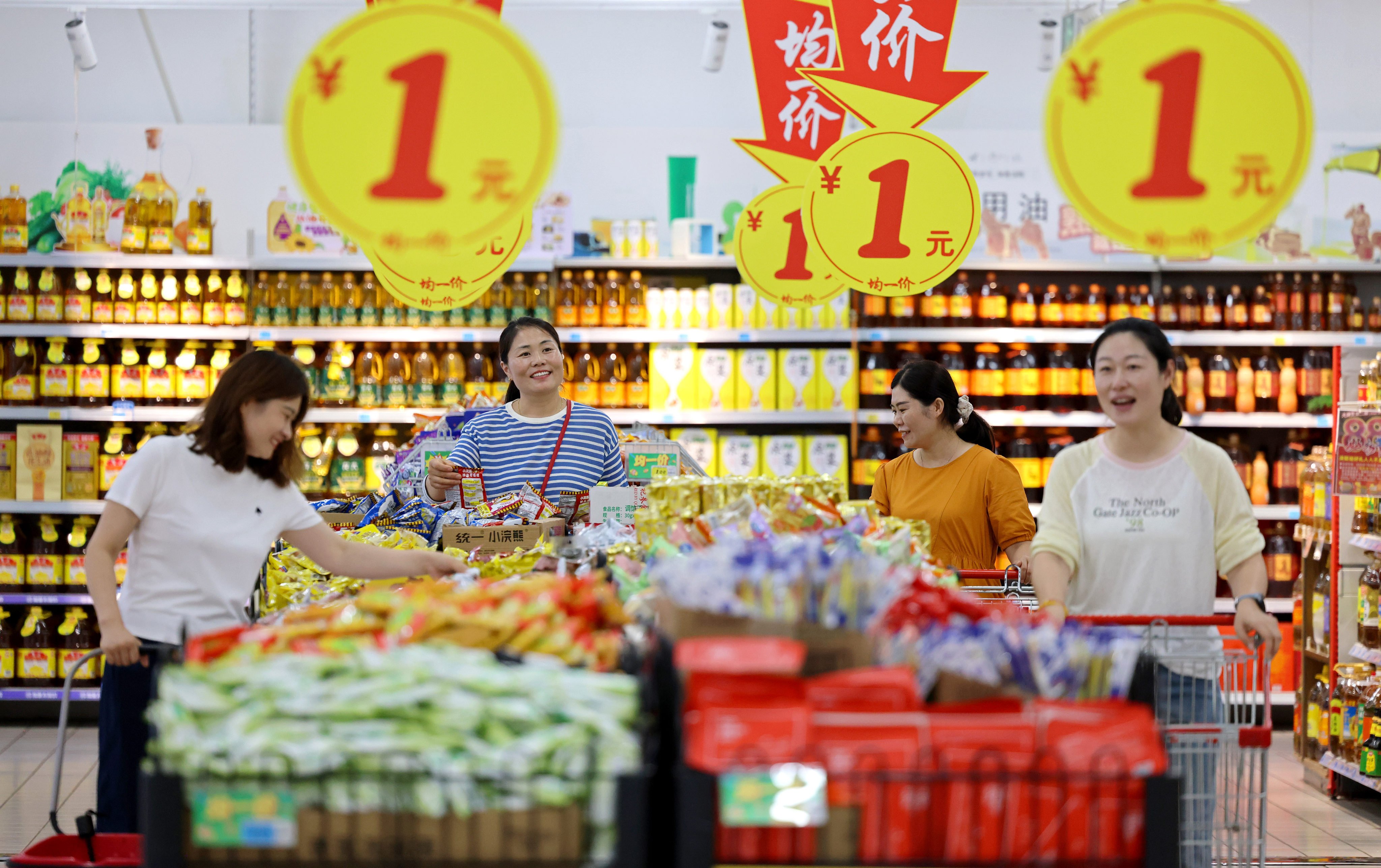 People shop at a supermarket in Zaozhuang city, in Shandong province, on August 9. Photo: Xinhua