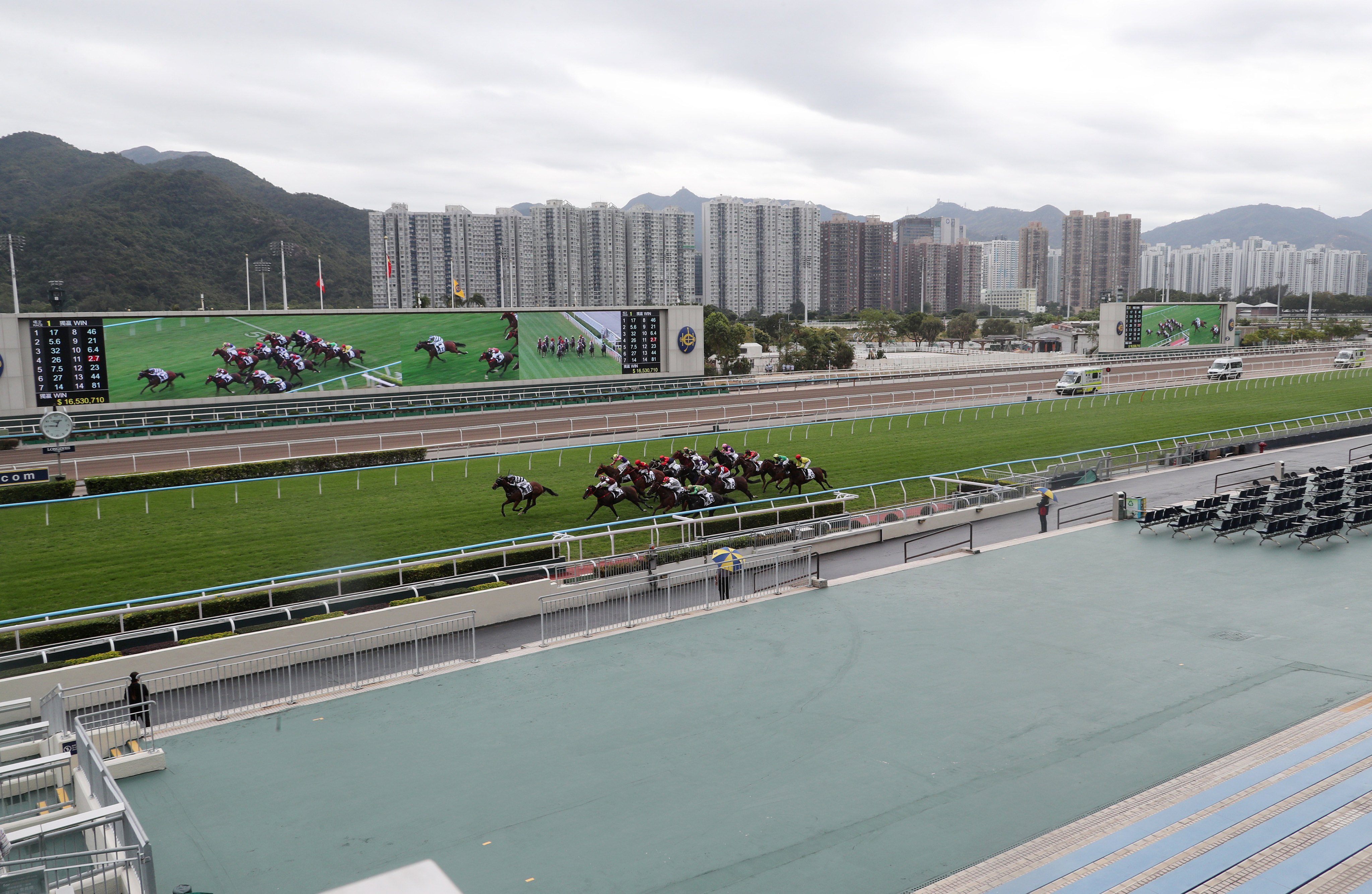 Packing Glory salutes in front of empty stands at Sha Tin on Sunday. Photos: Kenneth Chan