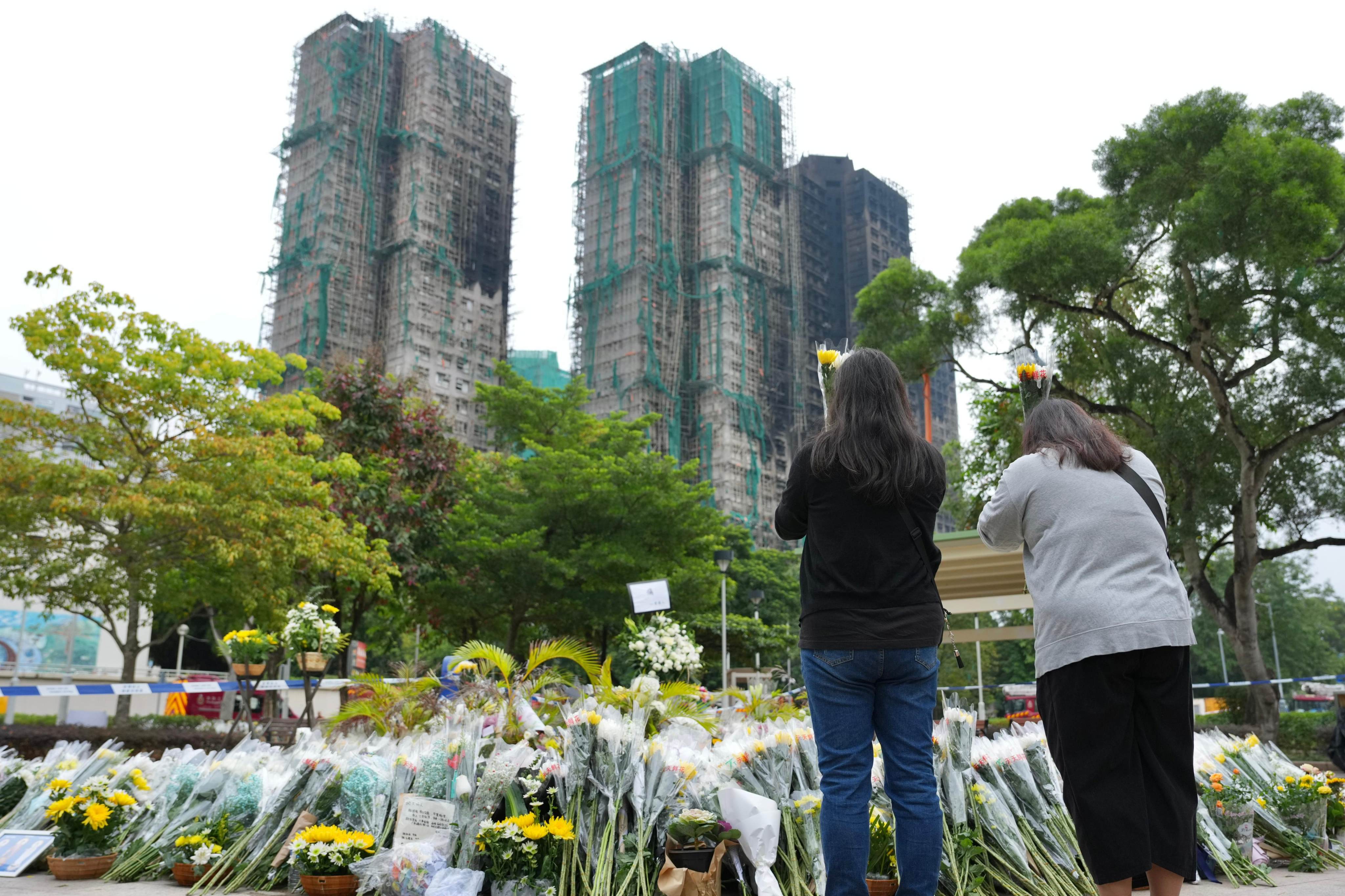 Residents pay tributes and mourn the victims of the fatal fire in Tai Po. Photo: Karma Lo