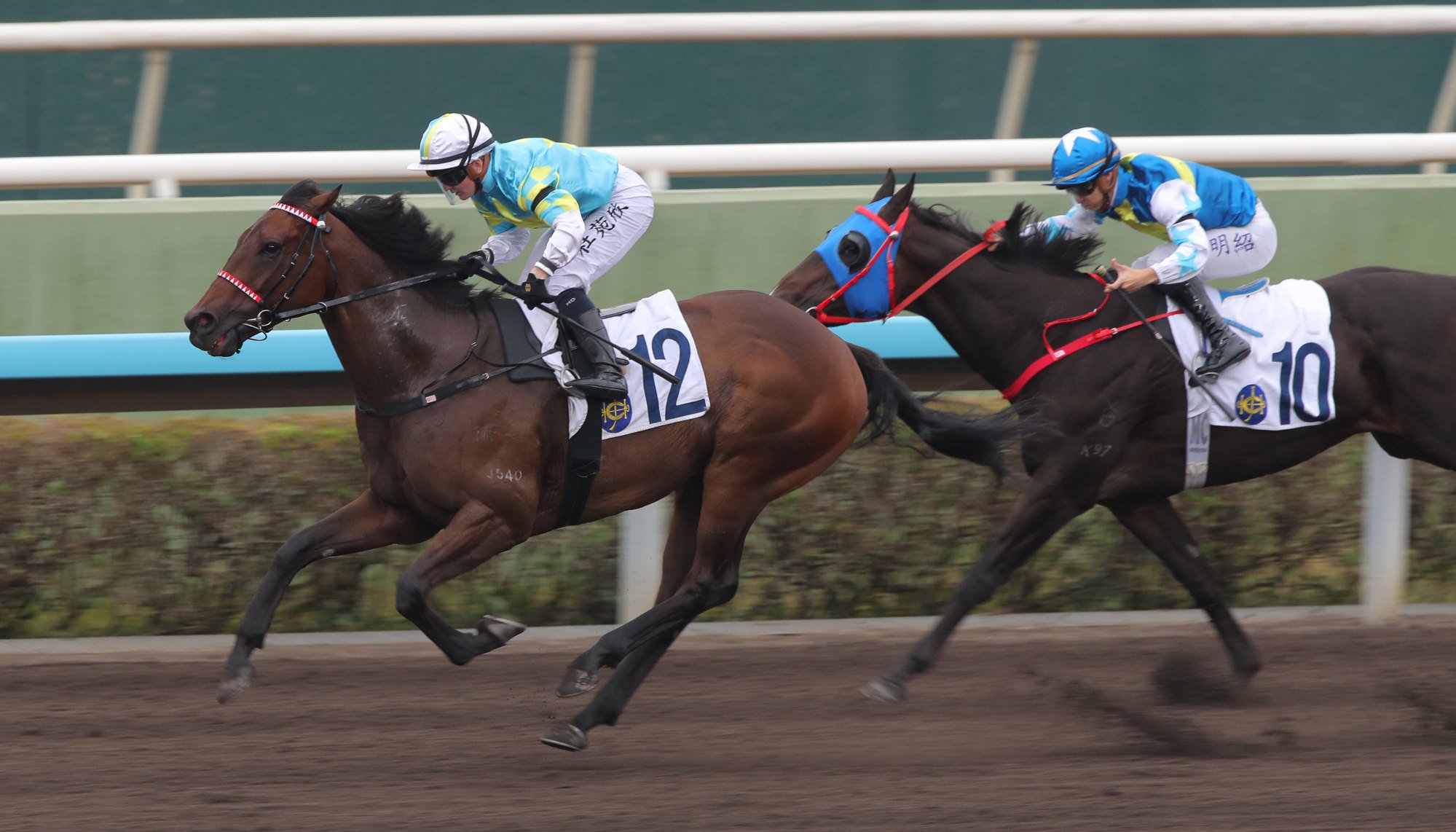 Hollie Doyle boots clear on Victory Sky at Sha Tin.
