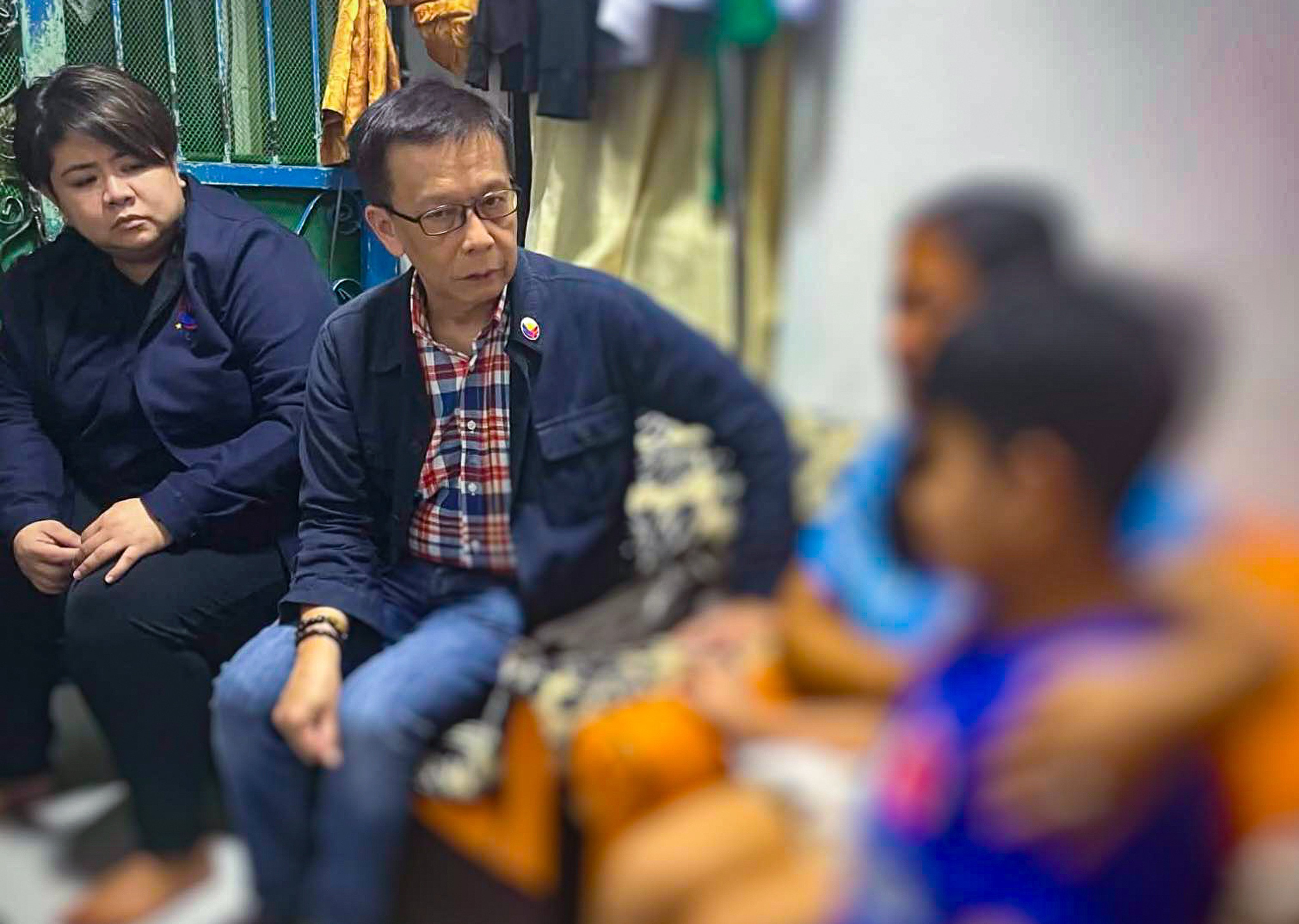 Filipino Secretary for Migrant Workers Hans Leo Cacdac visits the family of a deceased worker.
Photo: Handout