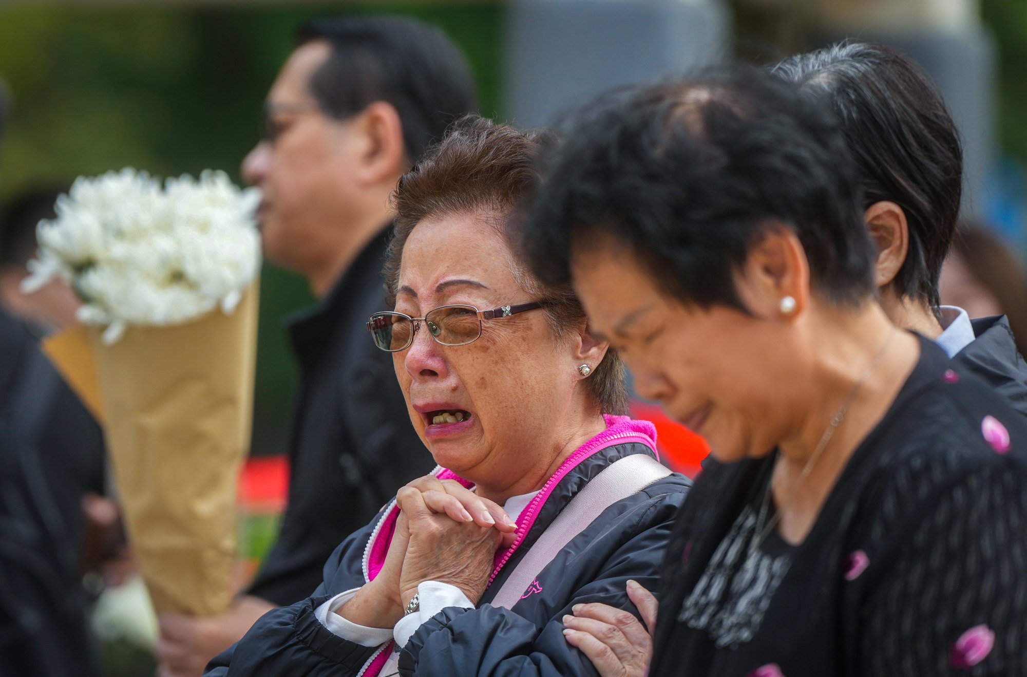 Hongkongers pray for the fire victims. Photo: Sam Tsang