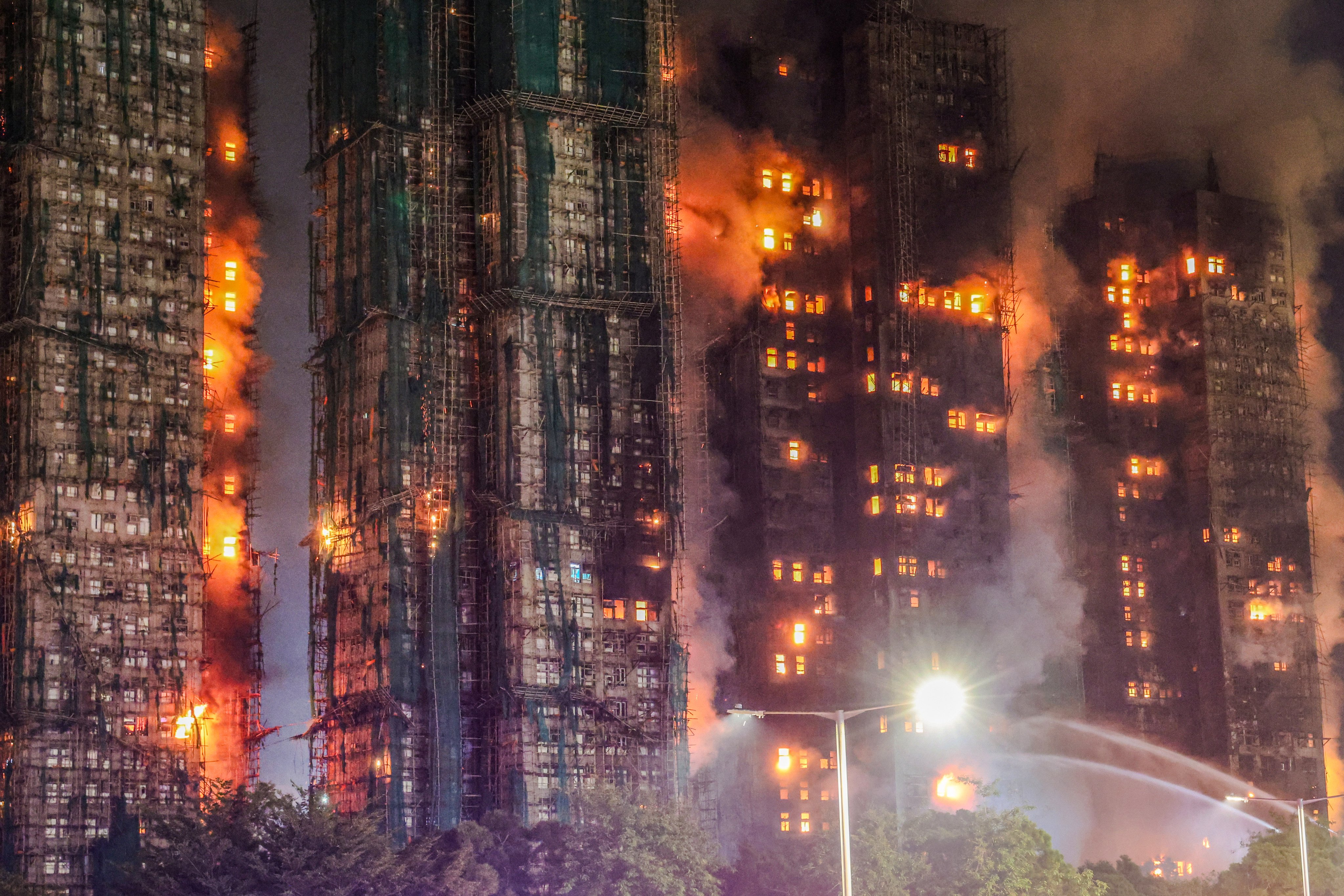 Fire rages through the residential blocks of Wang Fuk Court in Tai Po.  Photo: Dickson Lee