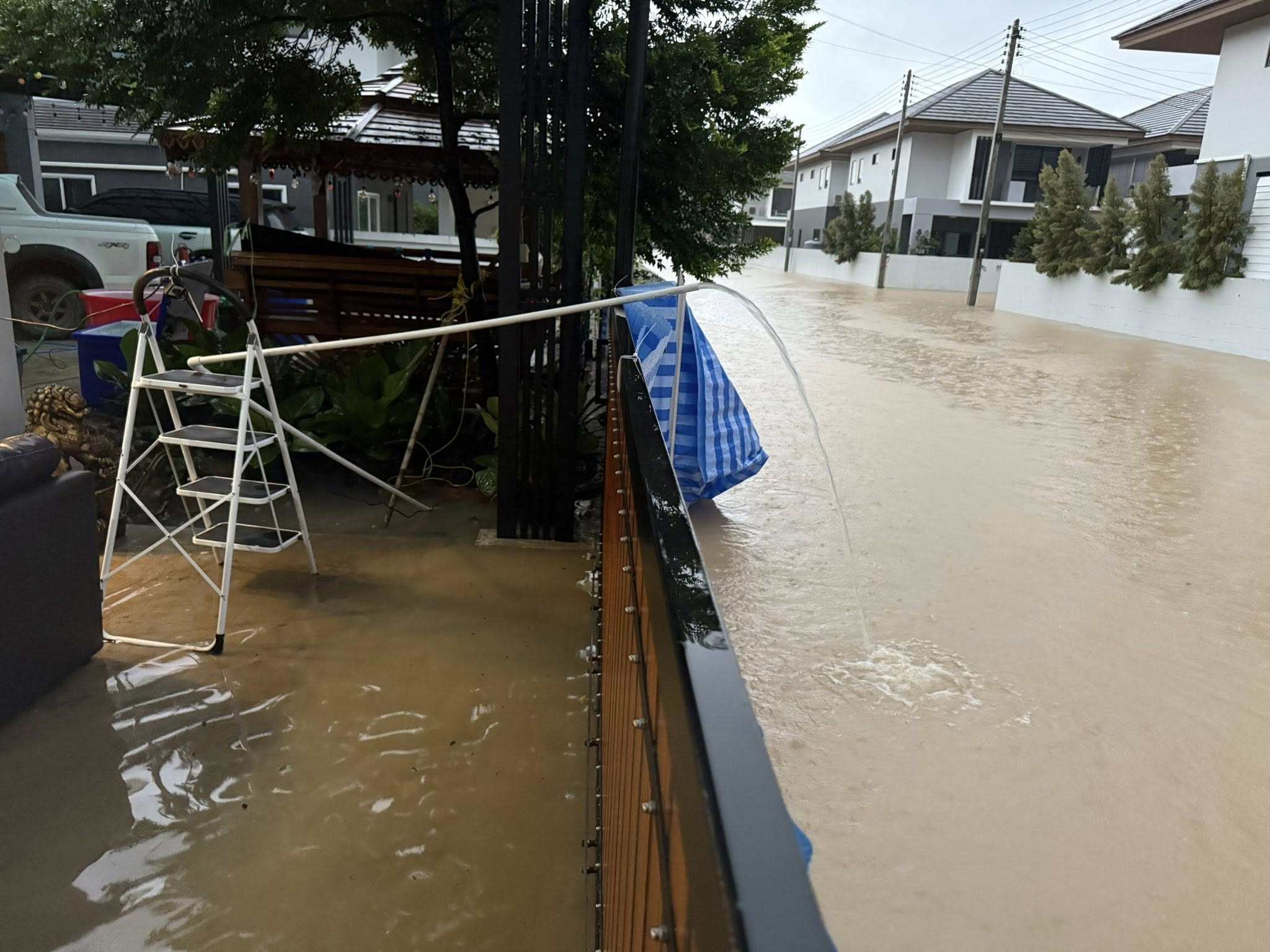Wicharit Leelakorn keeps his house dry with a makeshift flood-protection system during November’s floods in Hat Yai, Songkhla province, Thailand. Photo: Facebook/wicharit.leelakorn