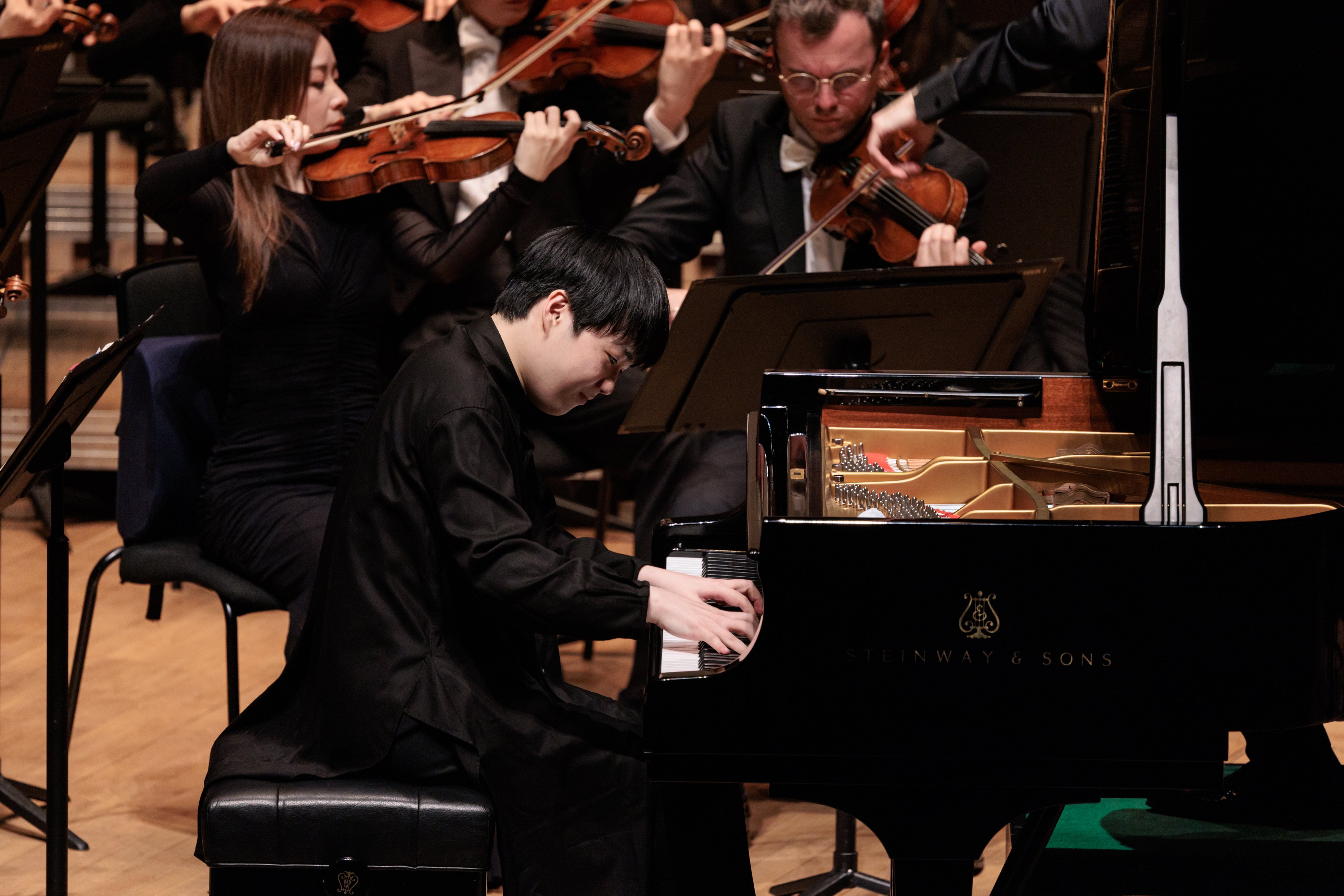 Japanese pianist Mao Fujita playing Rachmaninov’s “Piano Concerto no. 3 in D minor” with the Hong Kong Philharmonic Orchestra on November 29, 2025 (Photo: Eric Hong)