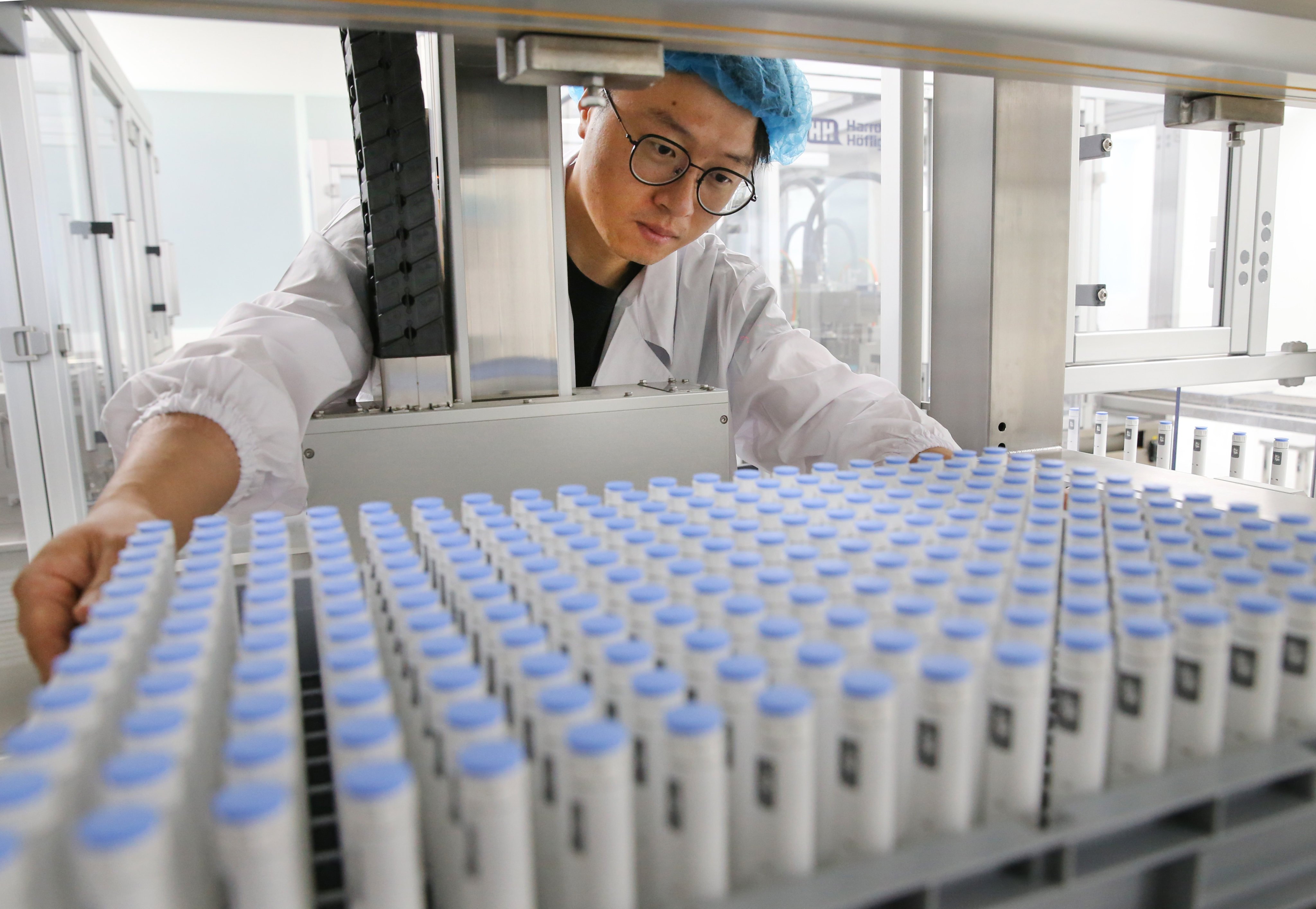 A worker checks the position of a feeding tray in a pharmaceutical manufacturing facility at the Hengrui Biomedical Industrial Park in Lianyungang in Jiangsu province, on December 13, 2021. Photo: Getty Images