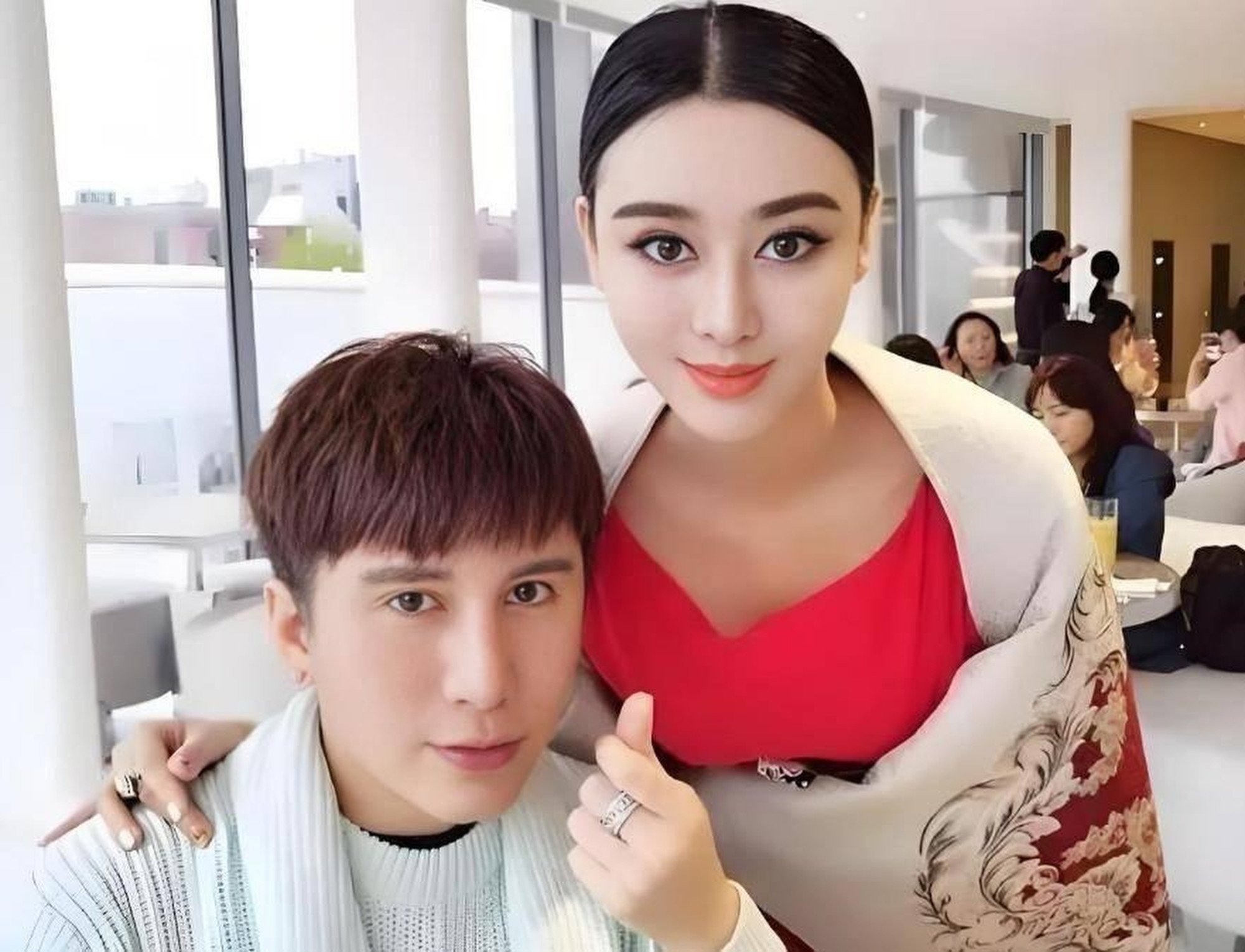 He with her ex-husband, who also had cosmetic surgery, then left her for a man. Photo: Baidu He with her ex-husband, who also had cosmetic surgery, then left her for a man. Photo: Baidu