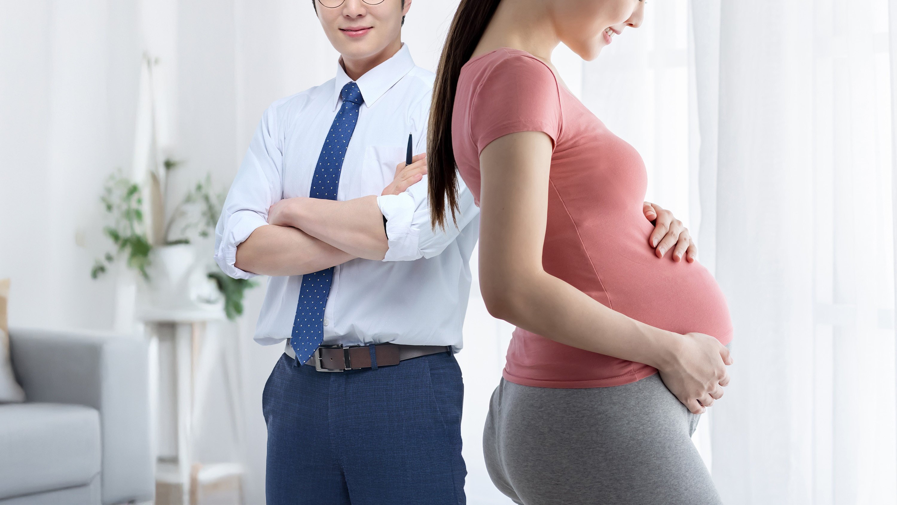 A parenting app in China sent expectant fathers uncomfortable messages about body changes of pregnant women. Photo: SCMP composite/Shutterstock