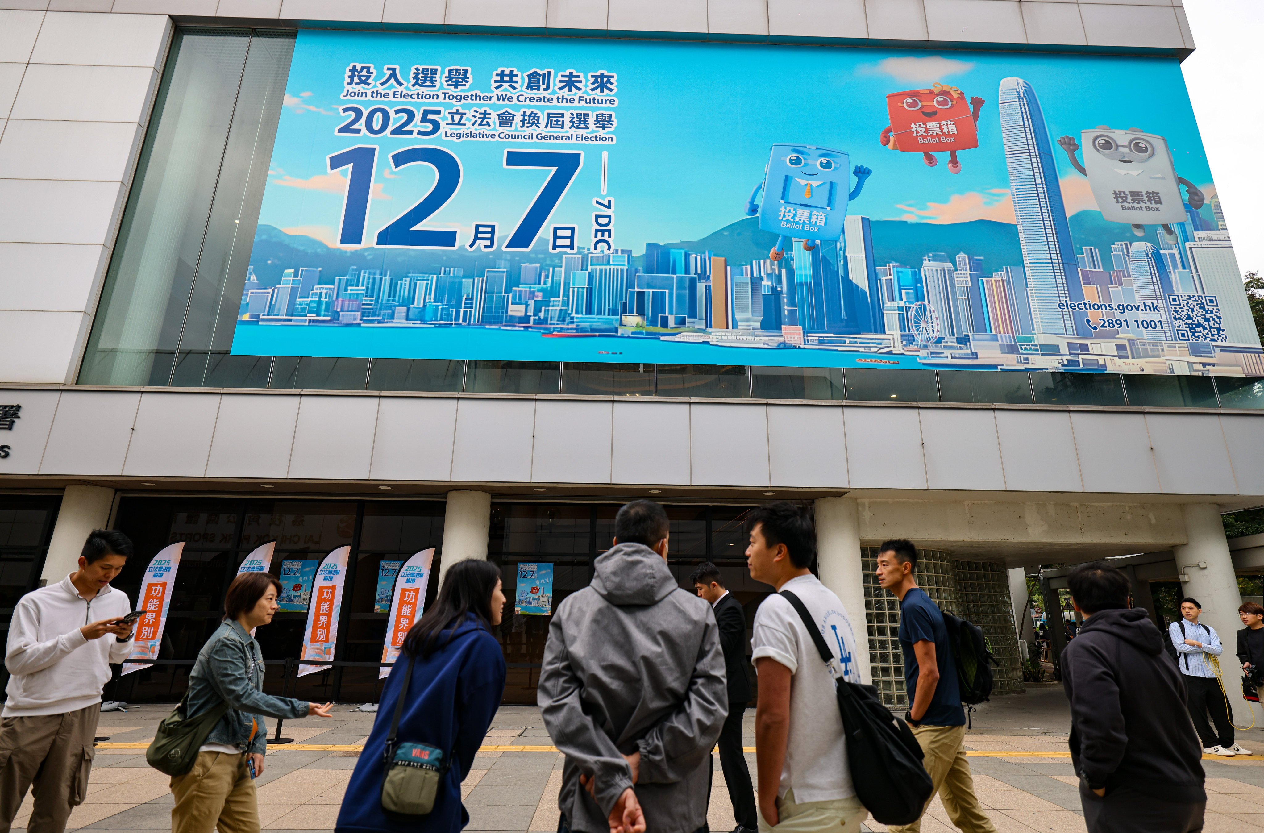 Legco election forums resume at the Lai Chi Kok Government Offices after the Tai Po fire on December 3. Photo: Nora Tam