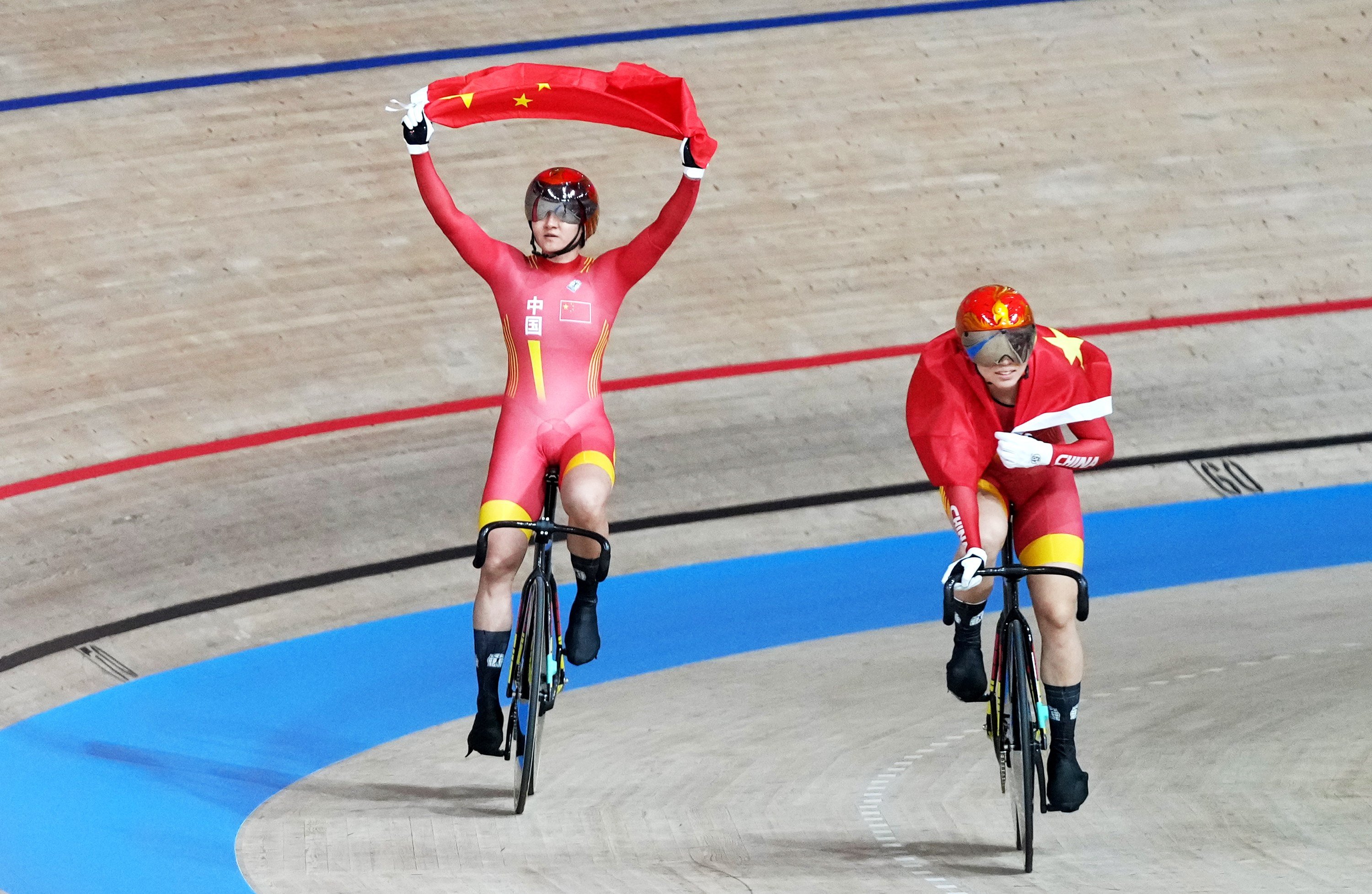 Zhong Tianshi (left) and Bao Shanju of China win women’s team sprint gold at the Tokyo Olympics in 2021. Photo: EPA-EFE