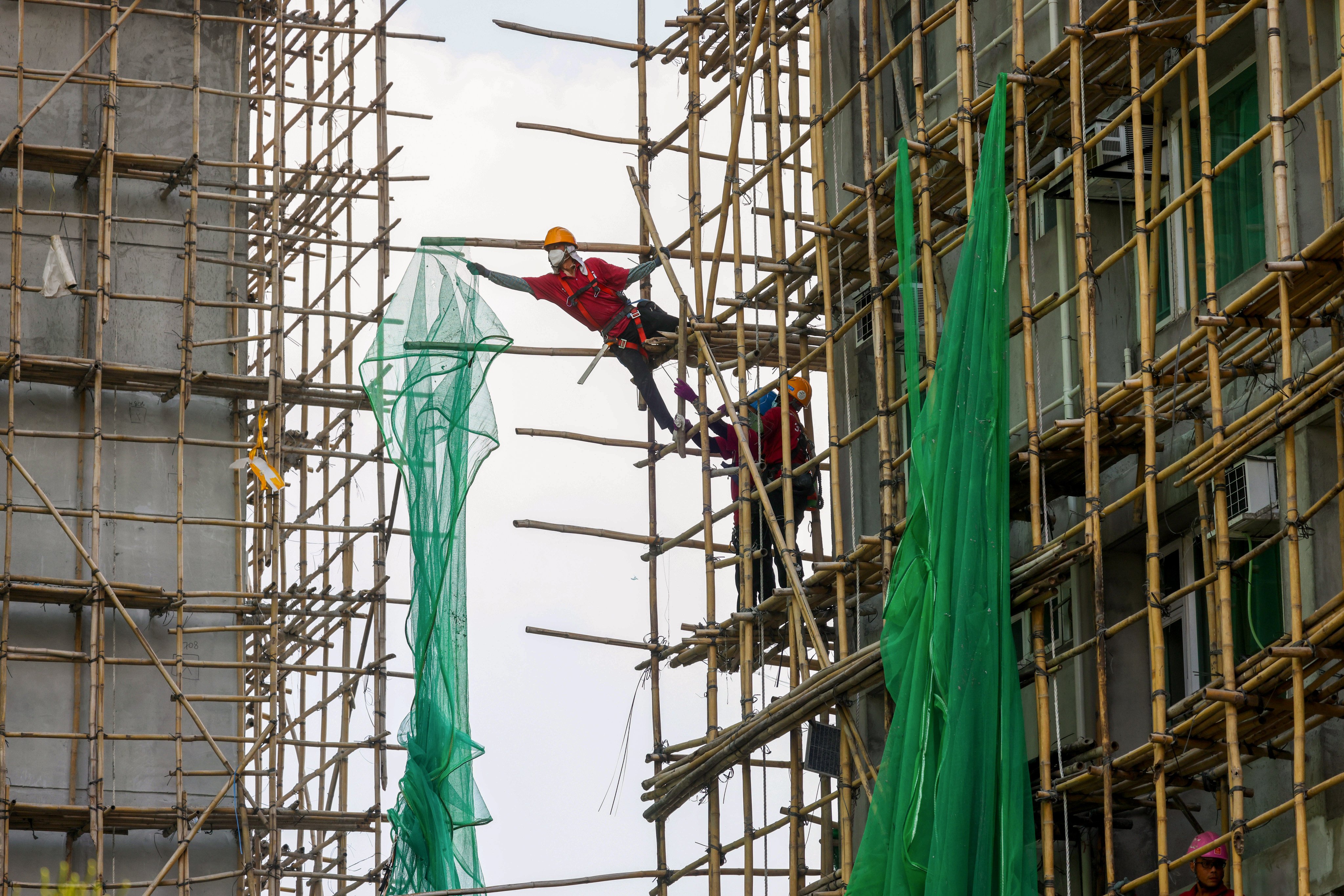 The government has imposed a deadline of the end of Saturday to remove scaffolding nets. Photo: Dickson Lee