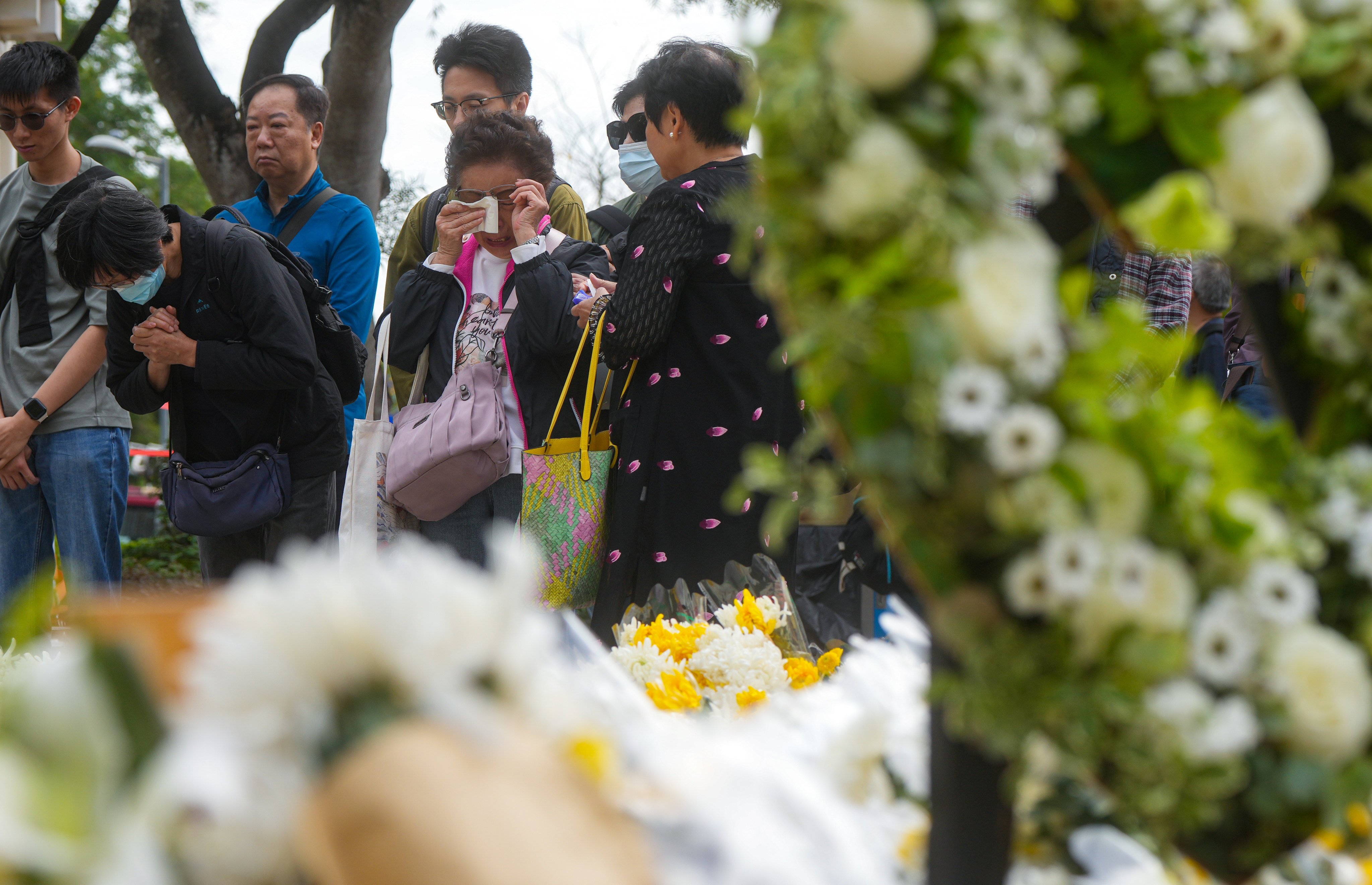 People pay tribute to the victims of the Tai Po fire. Photo: Sam Tsang