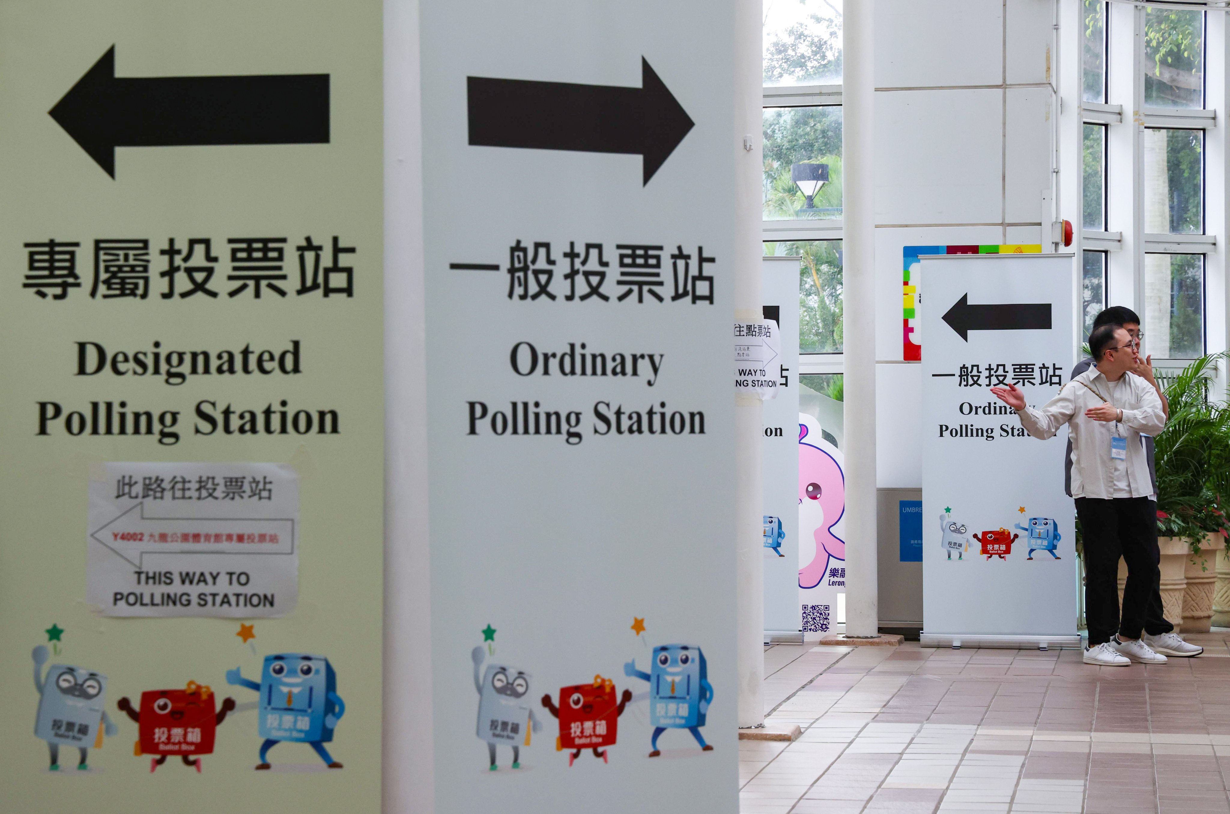 Staff members on duty at Kowloon Park Sports Centre polling station. Photo: Jelly Tse