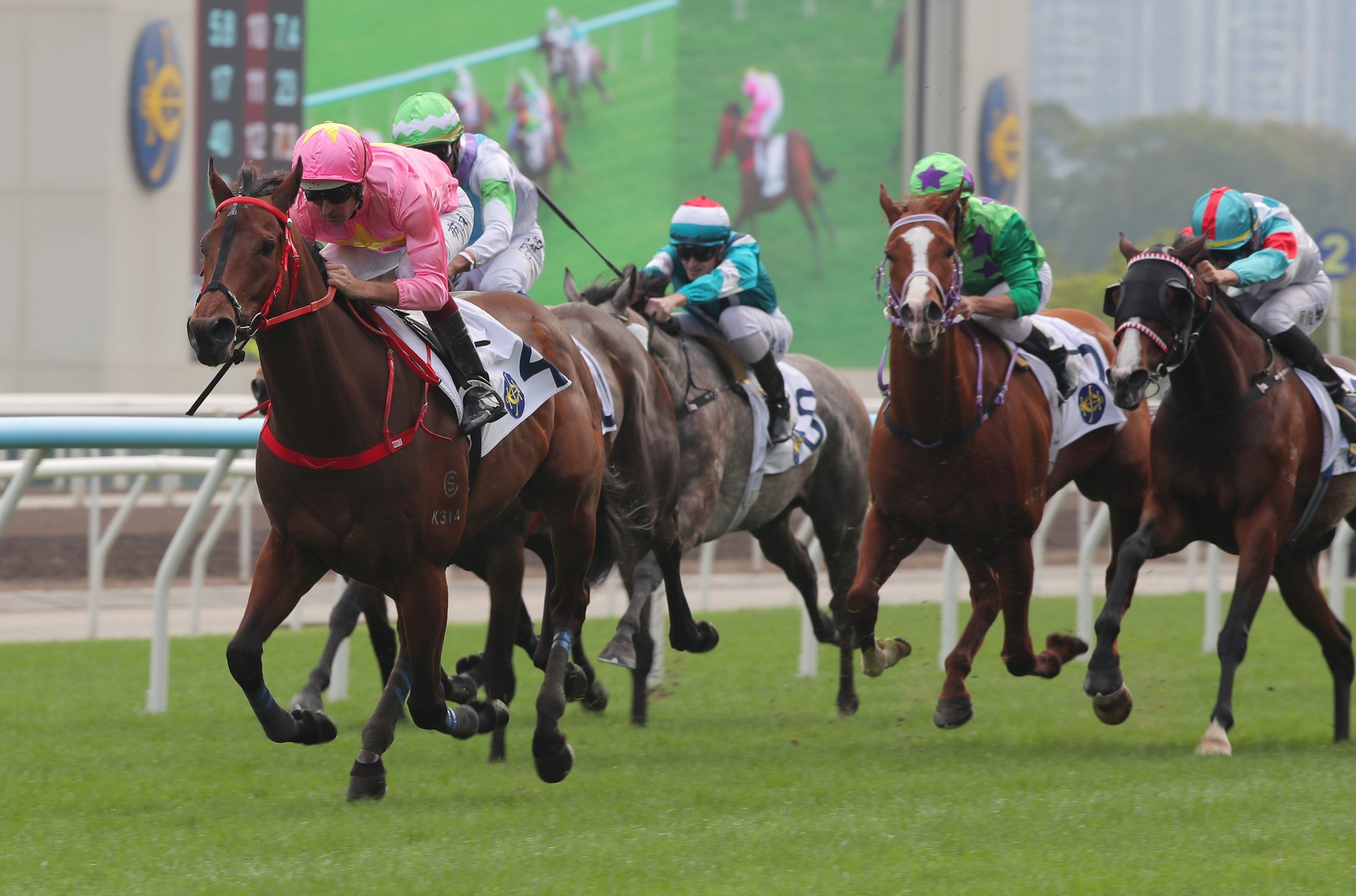 Wukong Jewellery sprints away from his rivals.