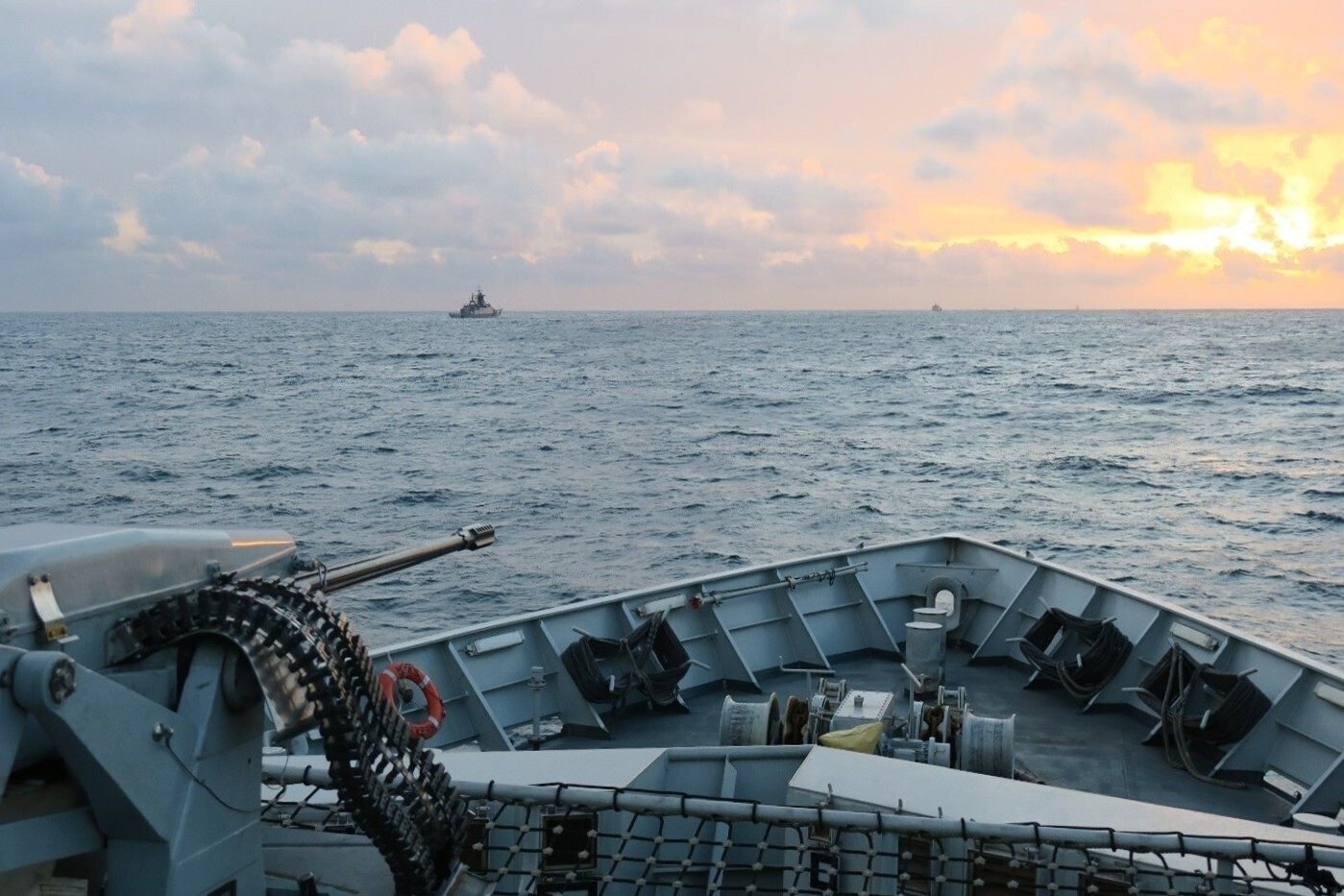 The deck of the HMS Severn, with the Russian corvette RFN Stoikiy in the distance off the UK coast, in an undated photo. Photo: UK Ministry of Defence via AP