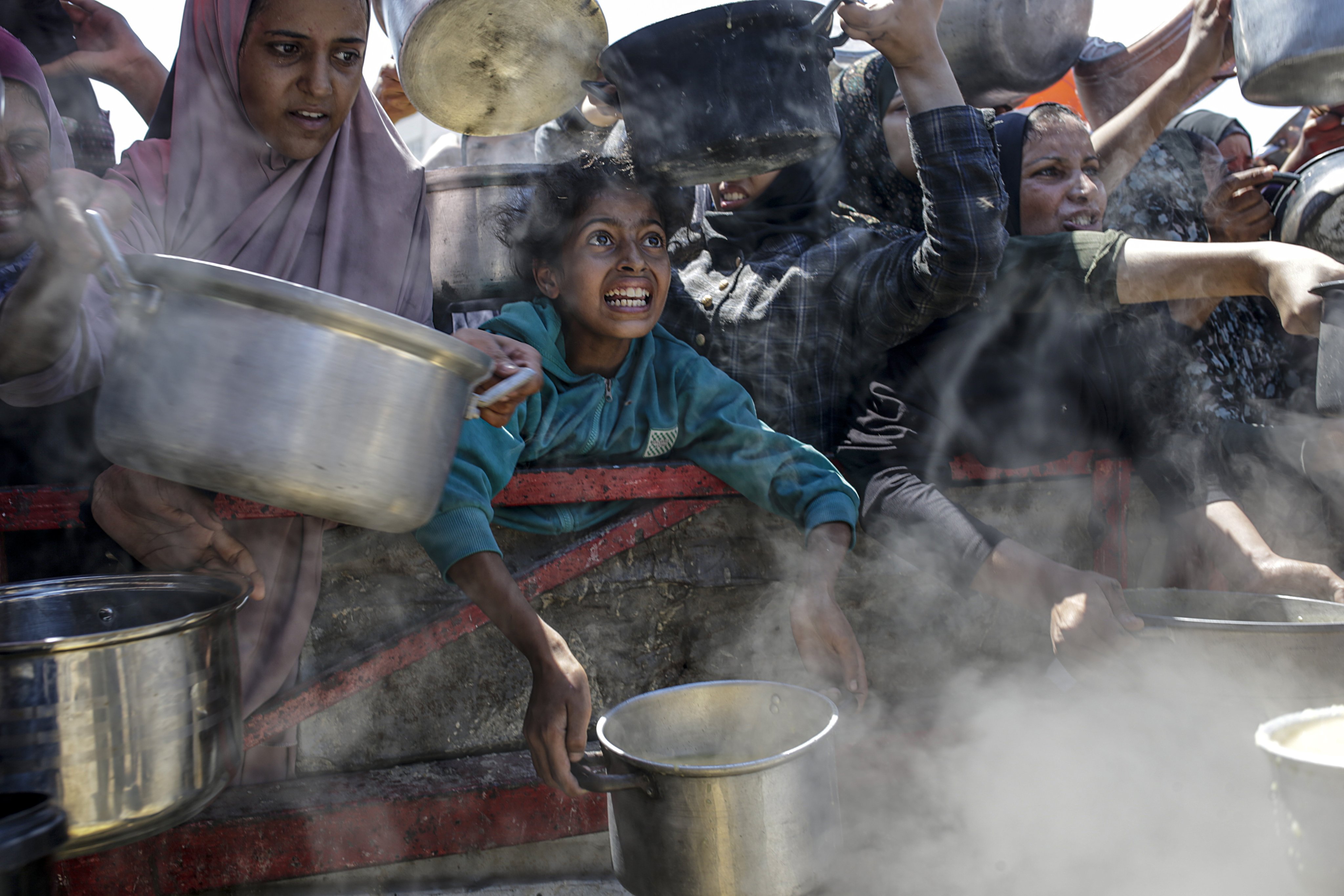 Internally displaced Palestinians, including children, hold pots as they gather to receive food from a charity kitchen in Gaza City. On Sunday, EU foreign policy chief Kaja Kallas and US ambassador to the UN Mike Waltz held meetings in Jordan to discuss humanitarian aid for Gaza. Photo: EPA