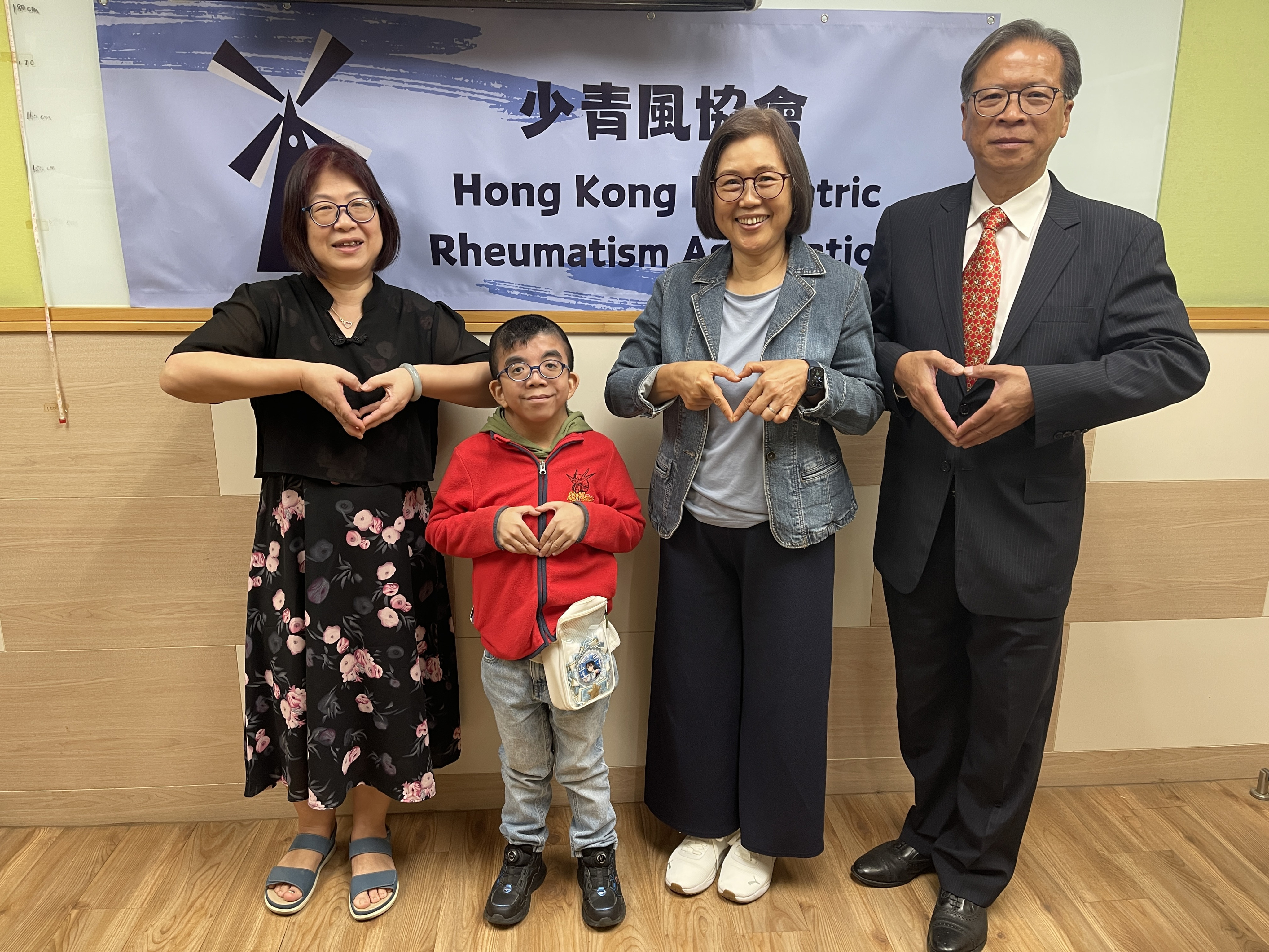 (From left) Apple Kwok, Rain Shiu, Florence Chow and Raymond Chung make heart signs to show the love patients get from the charity. Photo: Cindy Sui