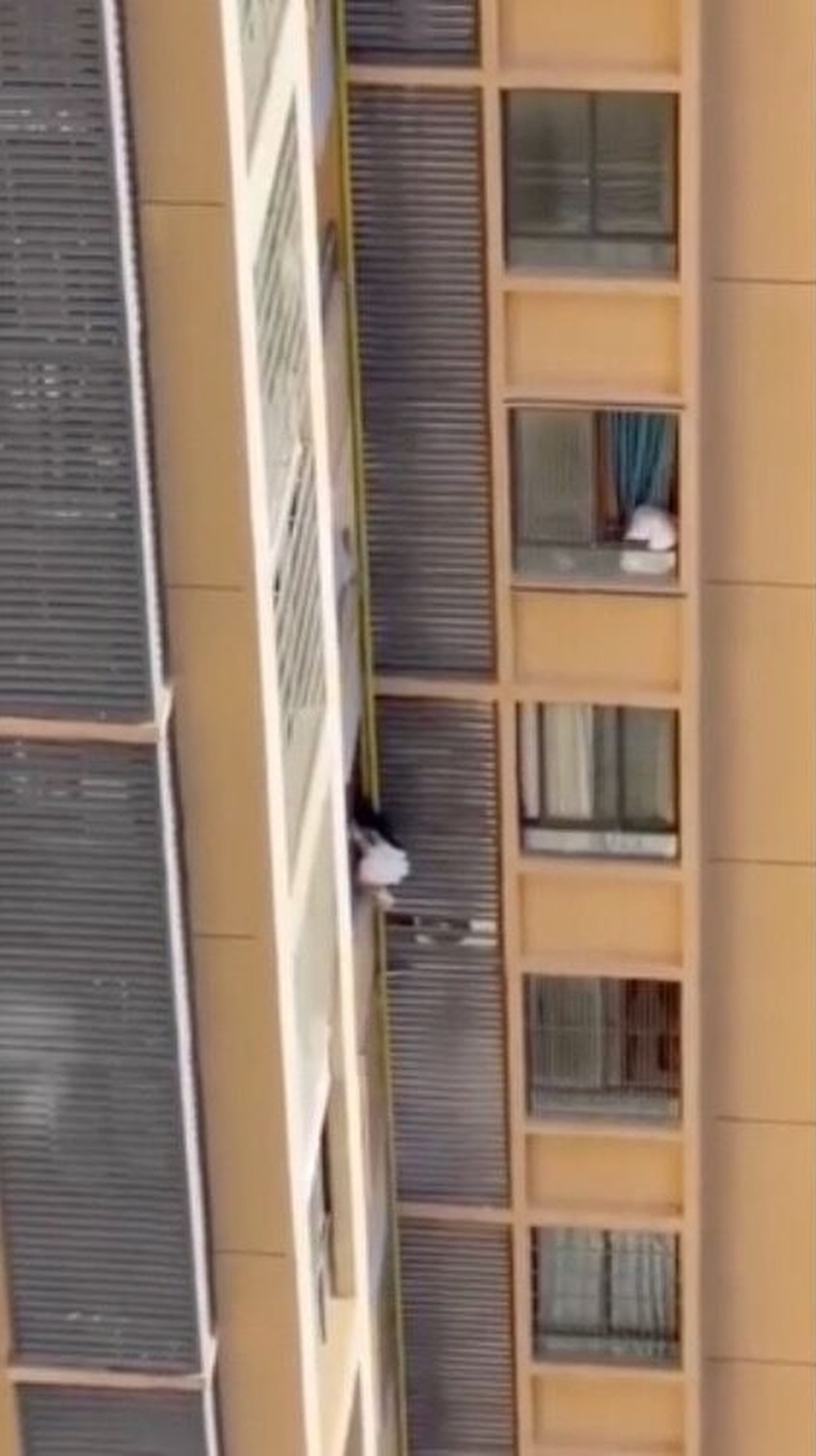 Finally, the woman is helped into a neighbouring unit on a lower floor of the building. Photo: ettoday.net
