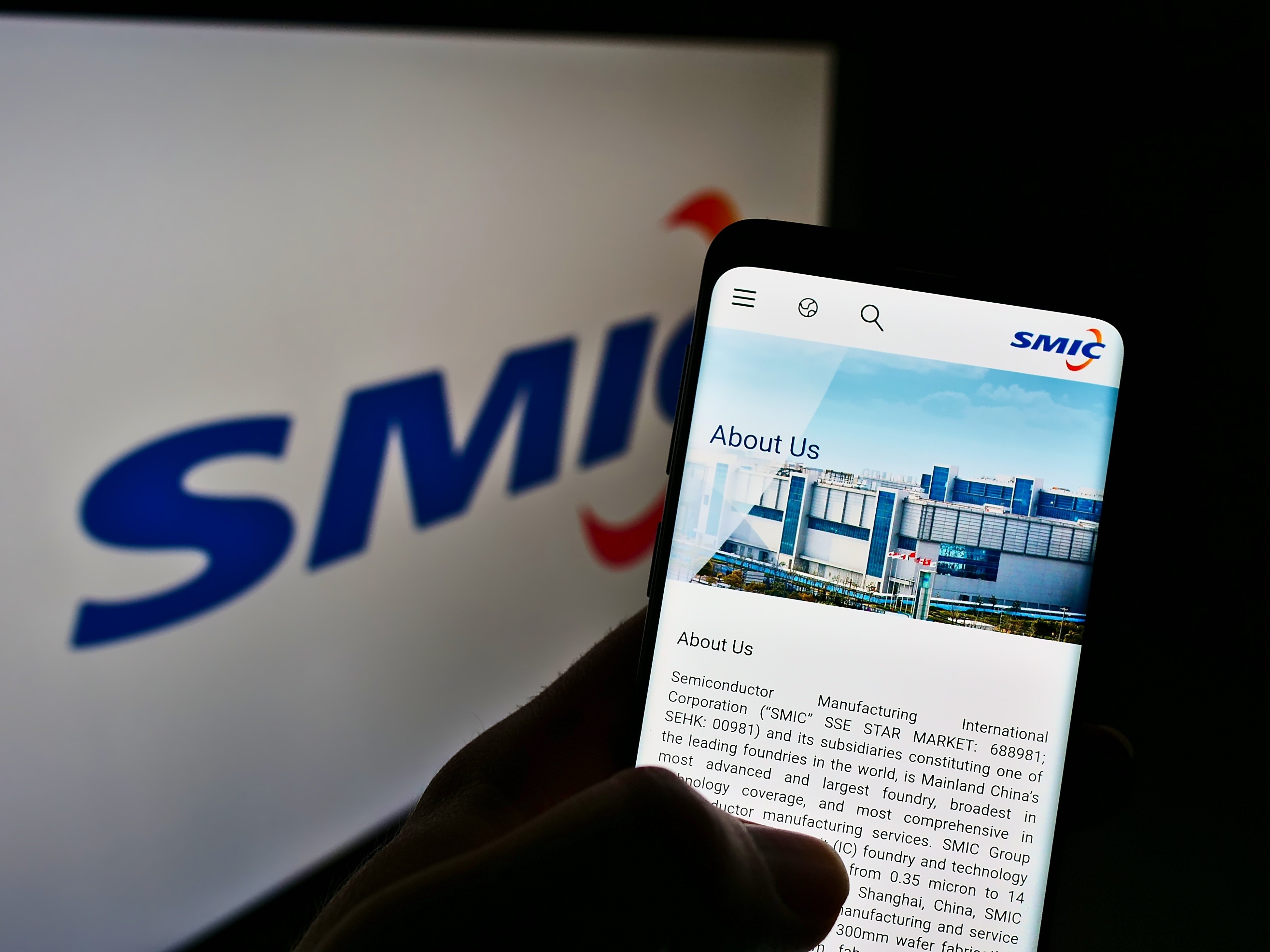 Shares of Semiconductor Manufacturing International Corporation decline in early Tuesday trading in Hong Kong. Photo: Shutterstock