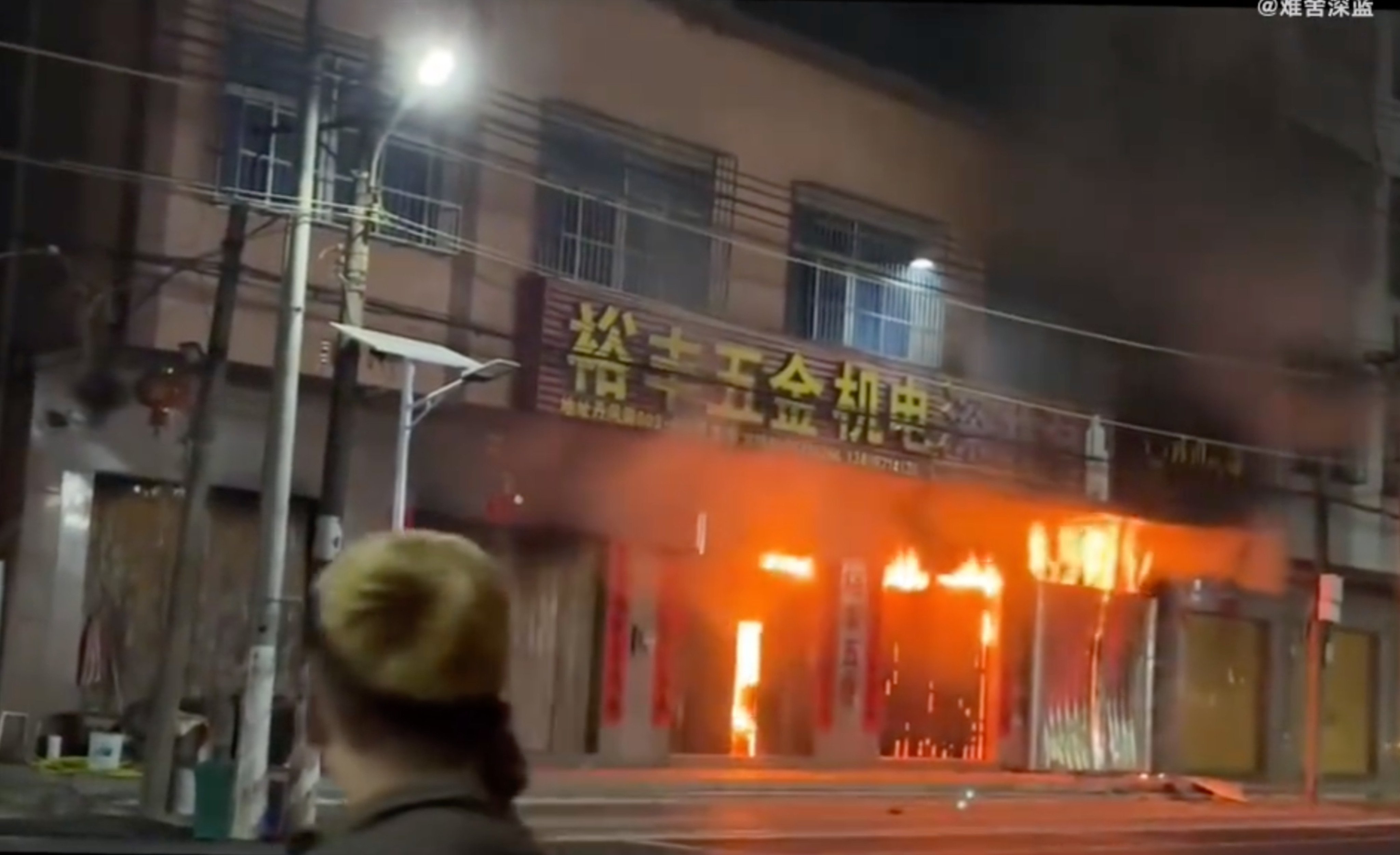 The block is reported to have been self-built – something that local fire departments around the country have flagged up as a safety risk. Photo: Weibo/ 难舍深蓝