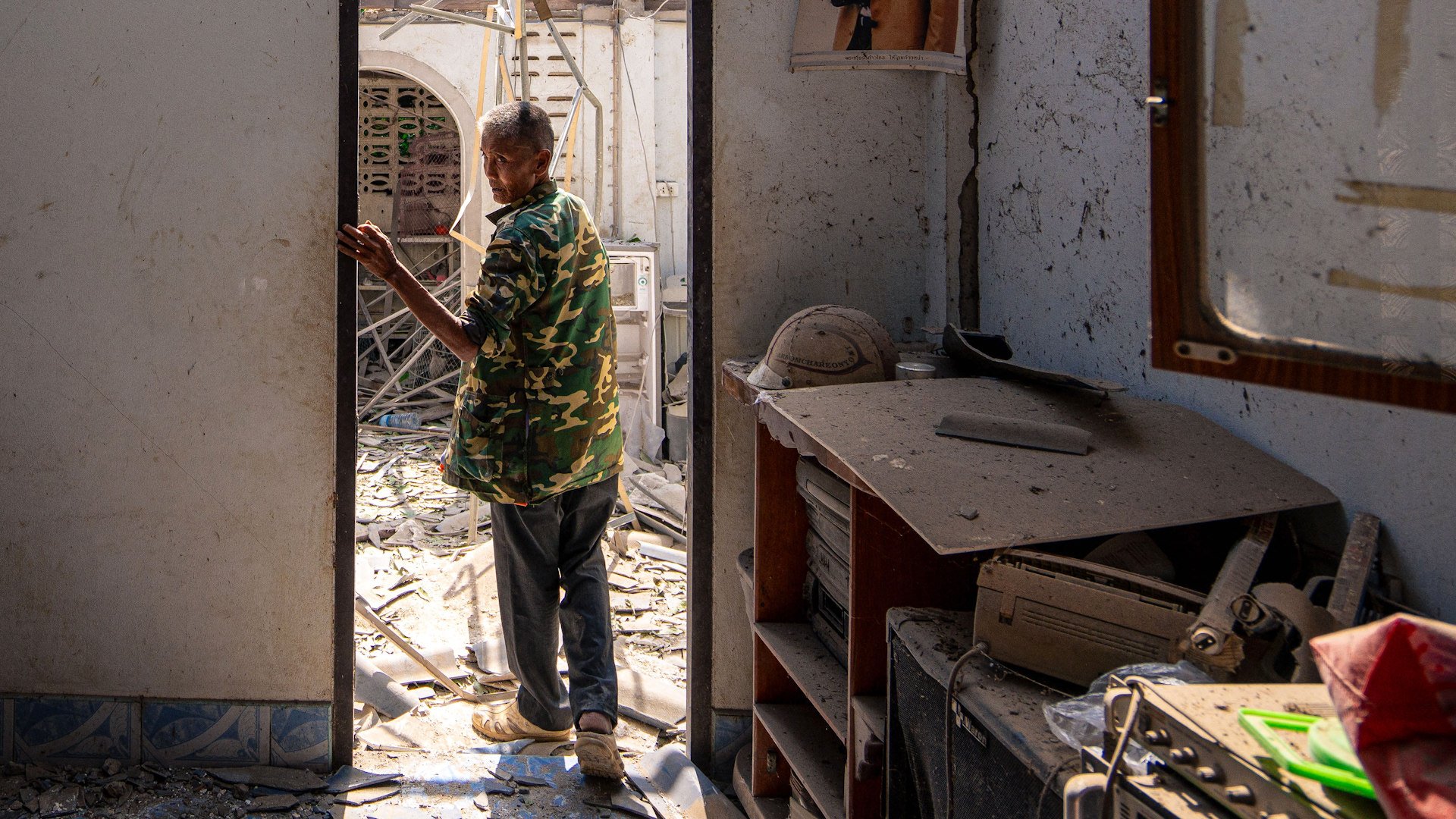 Tens of thousands flee fresh violence along Thai-Cambodian border