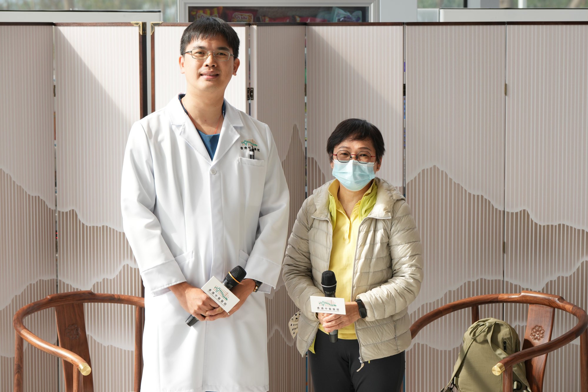 Practitioner Chan Sing-leung (left) and patient Joyce Li. Photo: Sam Tsang