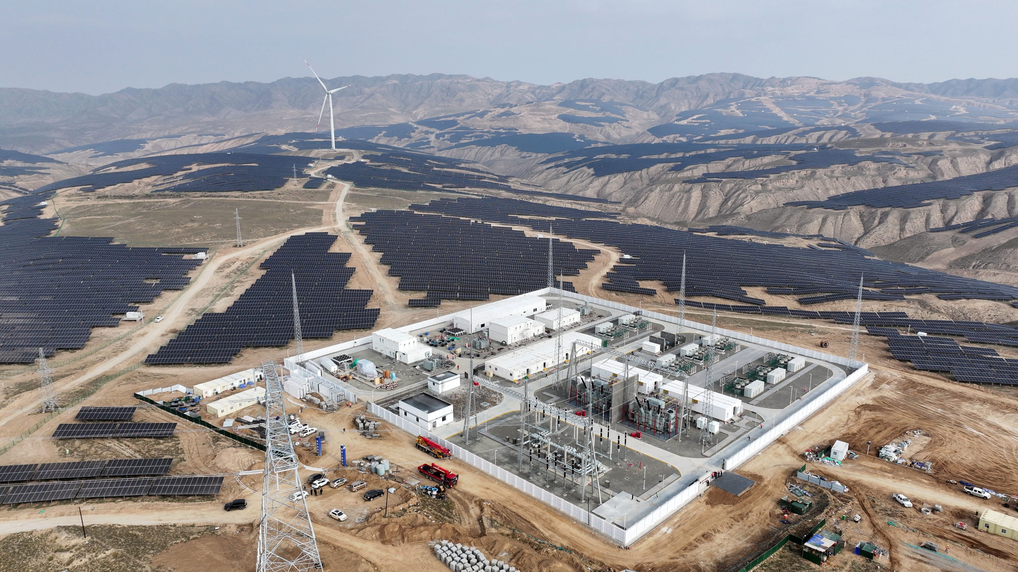 An aerial  view of the No 1 booster station of the Ningxia Power Investment Yongli (Zhongwei) 3-megawatt photovoltaic green power project, in Shapotou district, Zhongwei city, Ningxia. It was officially connected to the grid and began power generation on October 25. Photo : Xinhua