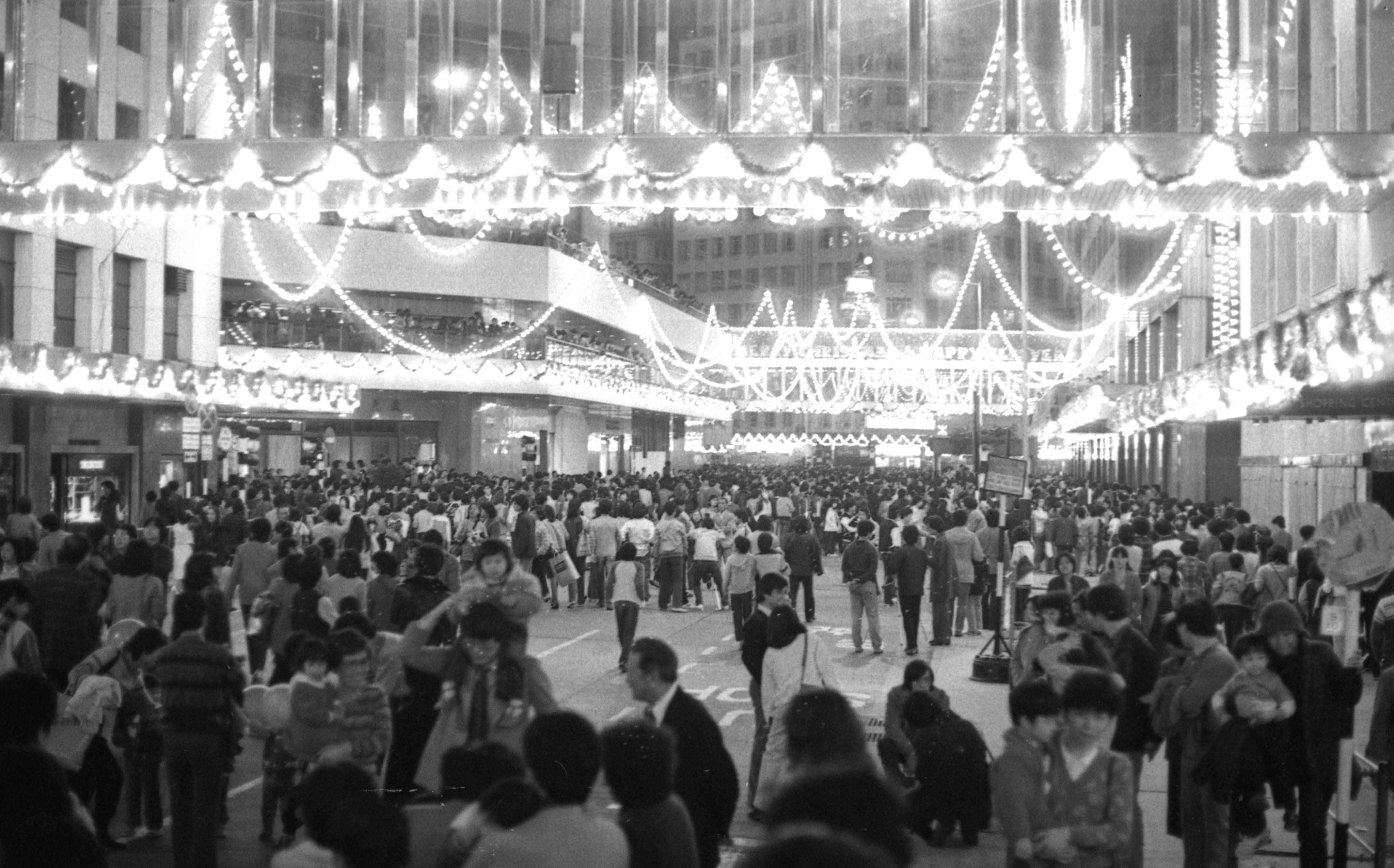Christmas lights on Chater Road, Central, Hong Kong, in 1981. Photo: SCMP Archives