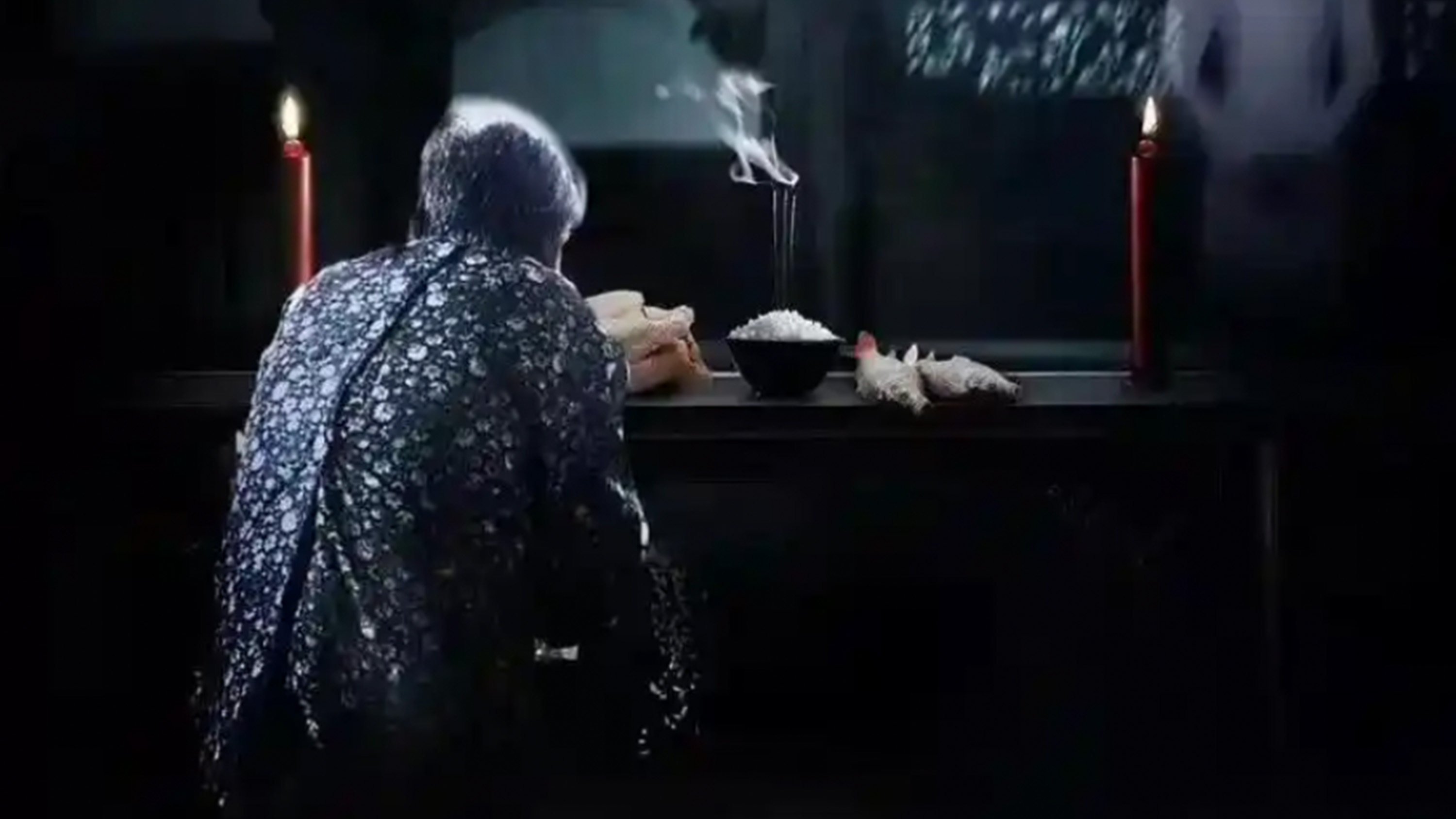 We explain the traditional Chinese divination practice of “ask rice” or mun mai, which involves a woman medium believed to be possessed by spirits using 1,080 grains of round rice for rituals. Photo: RedNote