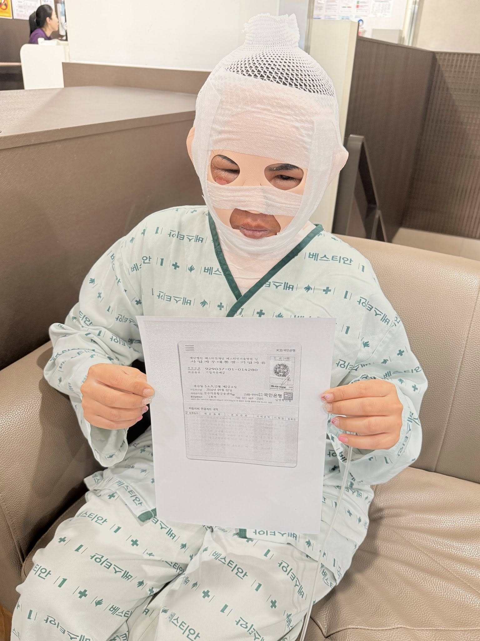 The woman shown with gauze on her face on December 3 suffered second-degree burns. Photo: Nnutt Aaomsin