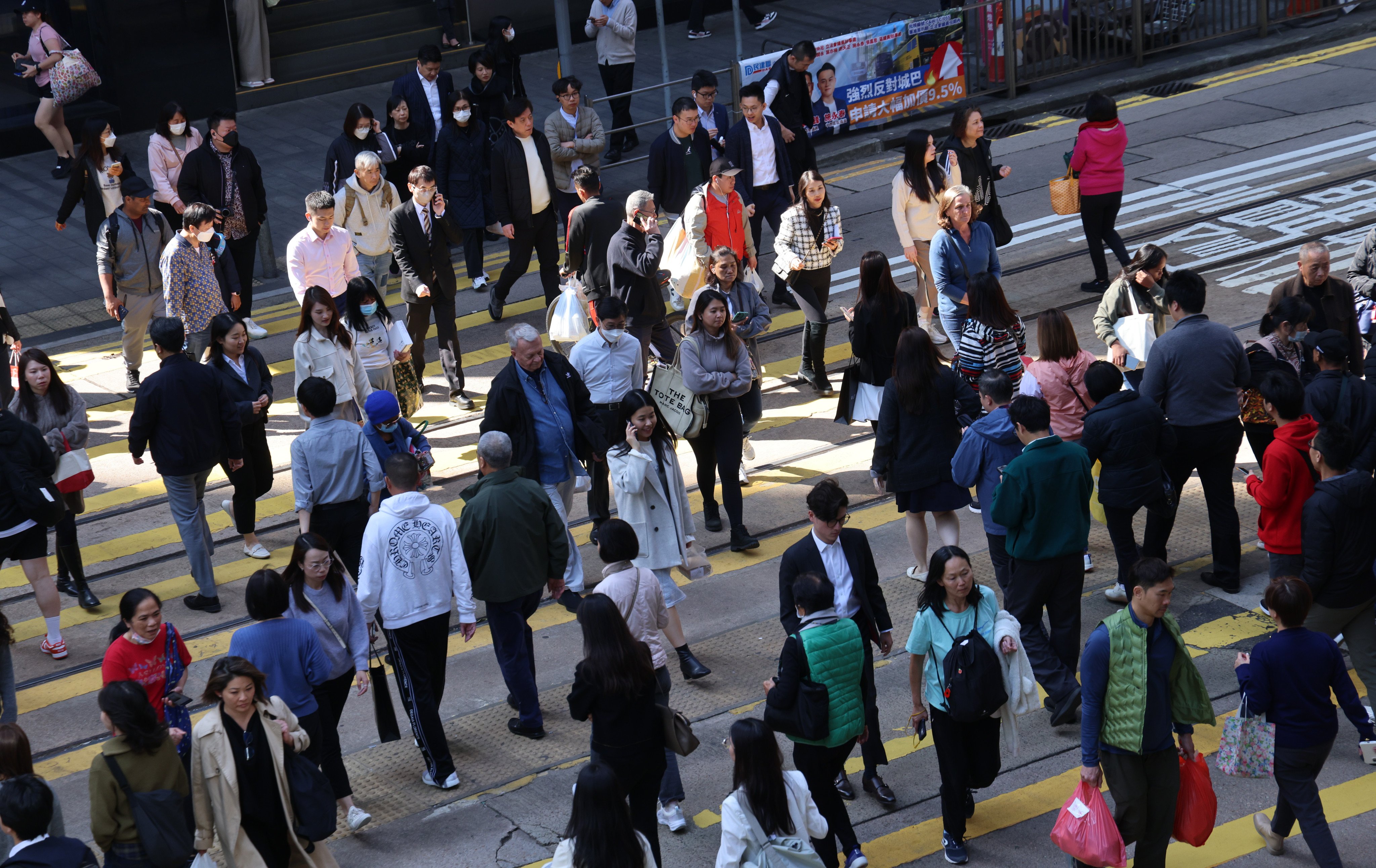 People cross a road in Central during lunch hour on January 6. Photo: Jelly Tse