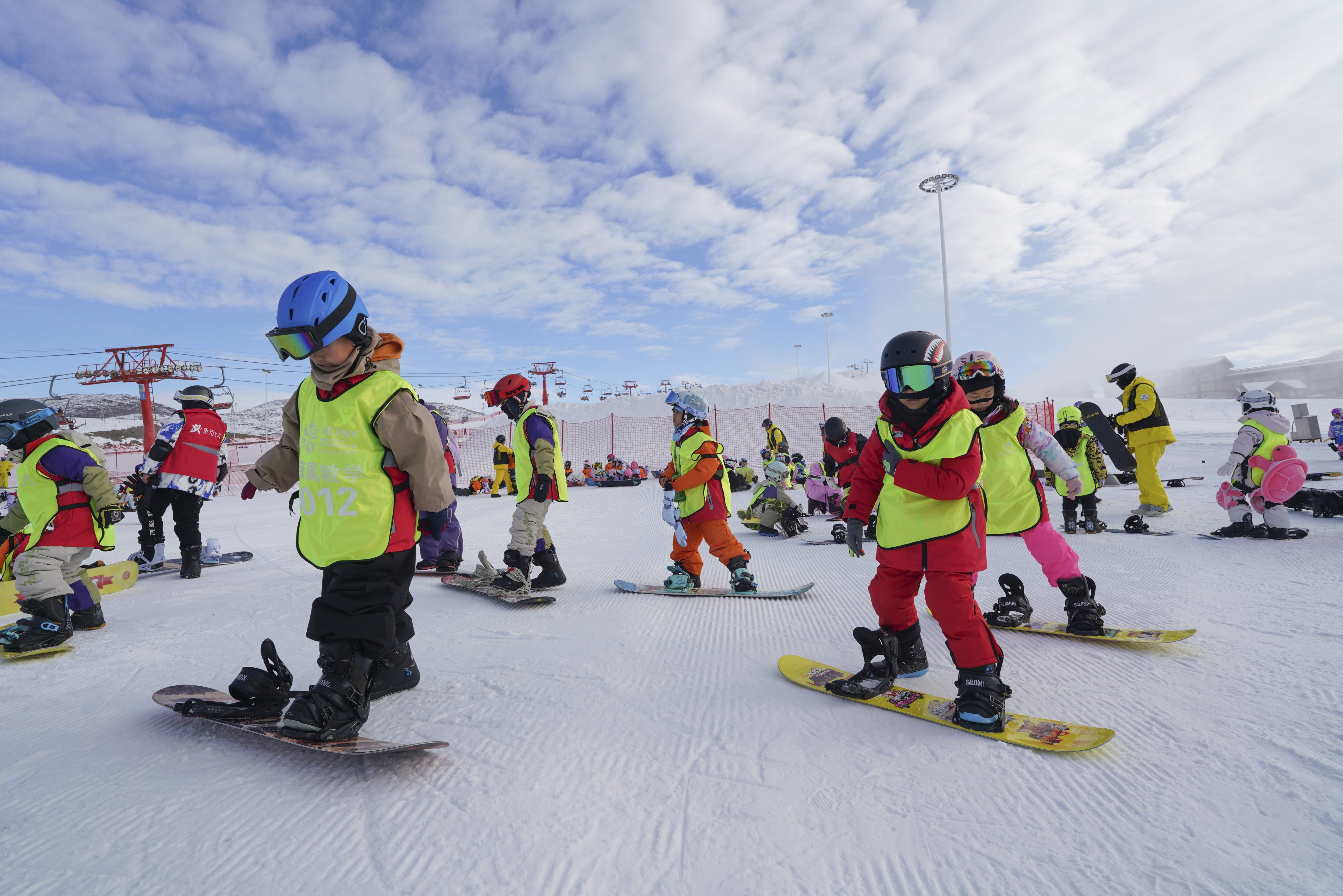 Children learn snowboarding at Jiangjunshan International Ski Resort in Altay, in northwest China’s Xinjiang Uygur Autonomous Region, on December 1, 2025. Photo: Xinhua