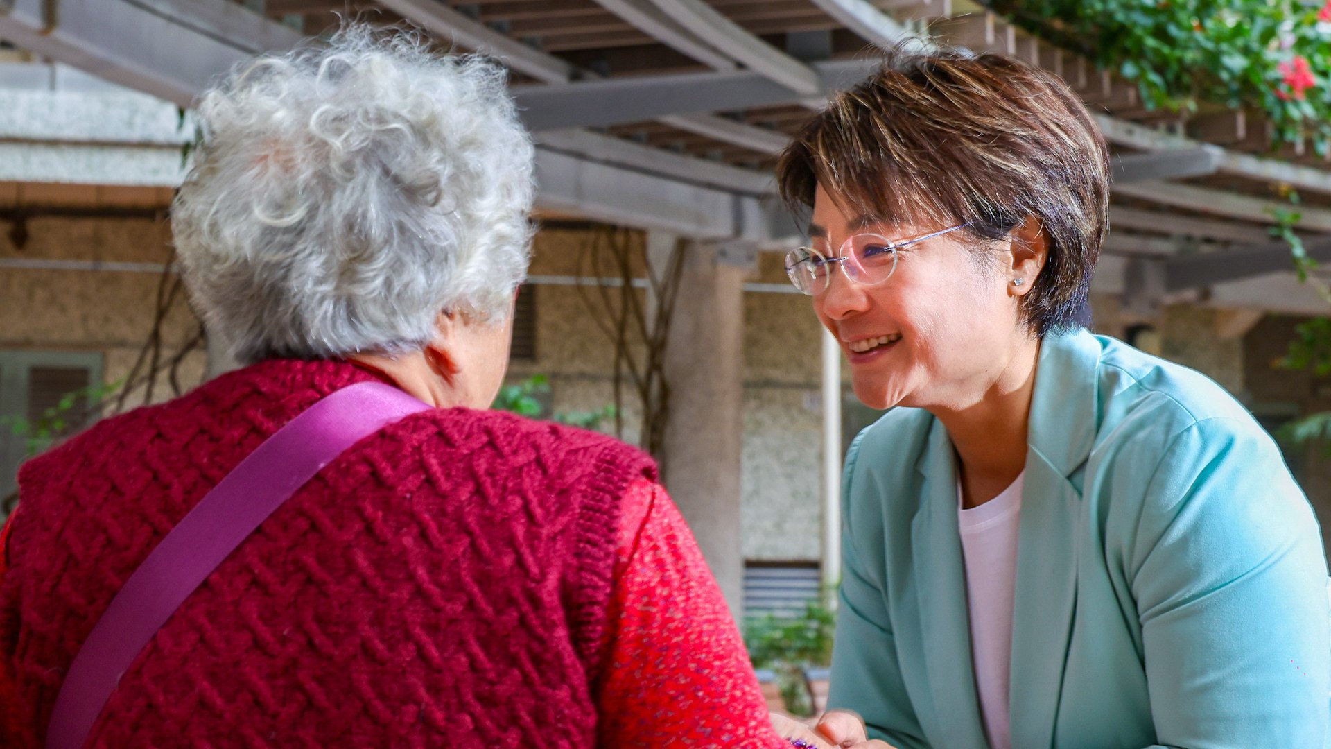 Newly-elected lawmaker Christine Fong Kwok-shan interacts and expresses gratitude to the community she serves at Shin Ming Estate, Tiu Keng Leng. 10DEC25 SCMP / Nora Tam