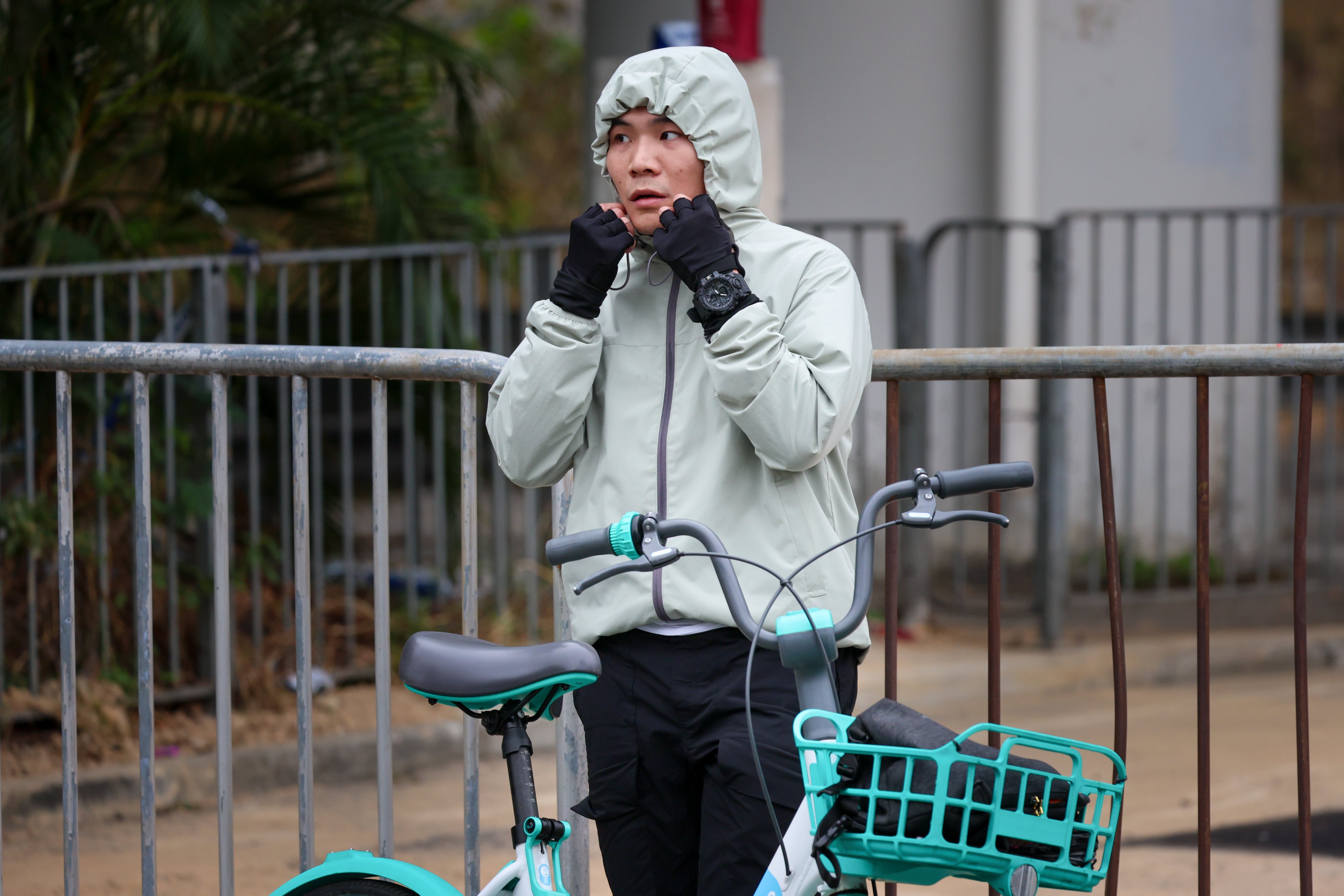 A bicyclist guards against the cold in Tai Po on Saturday. Photo: Dickson Lee