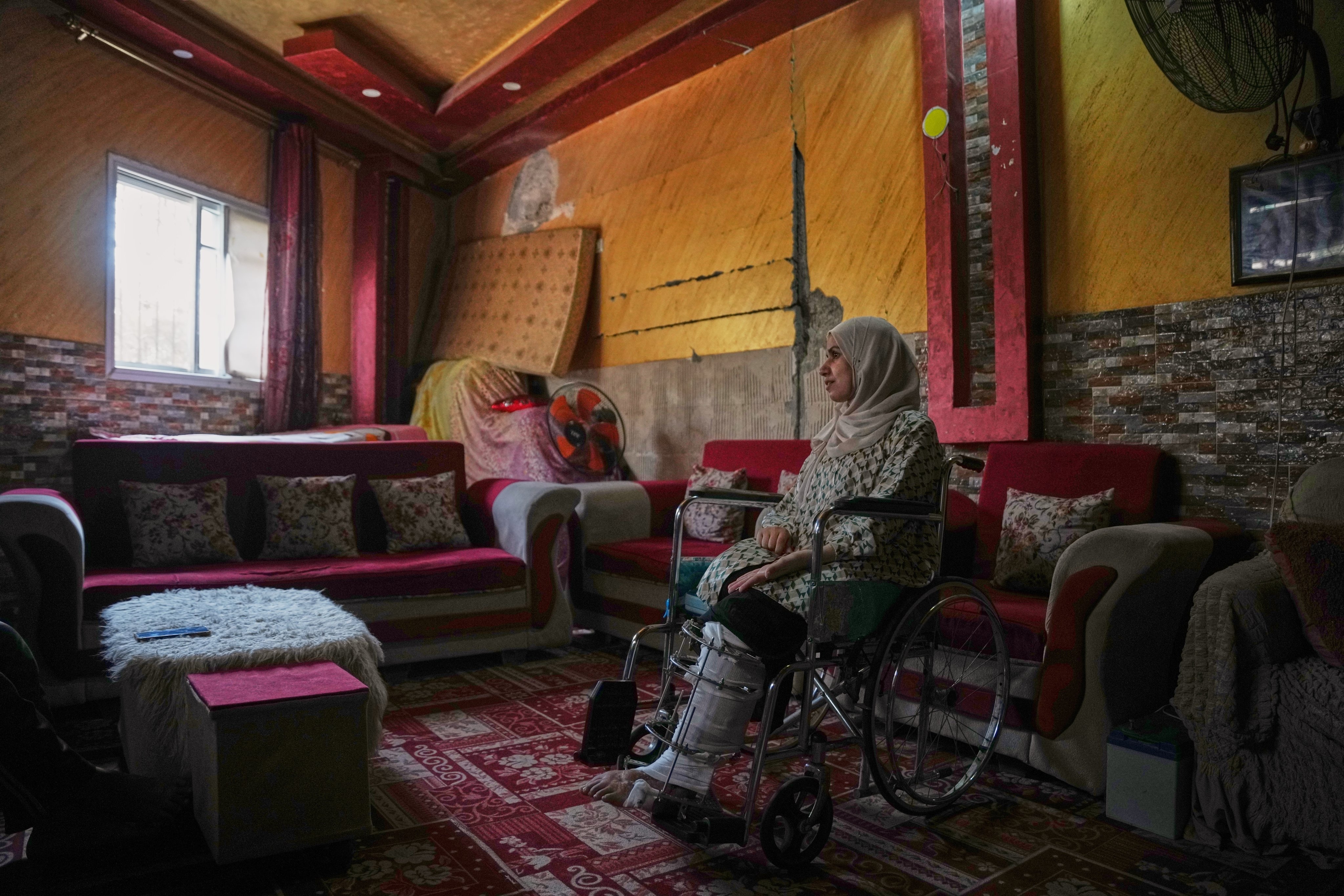 Haneen al-Mabhouh,  who lost her leg in an Israeli strike on her home, sits in a wheelchair in her family home in Nuseirat, central Gaza Strip, on November 6. Photo: AP