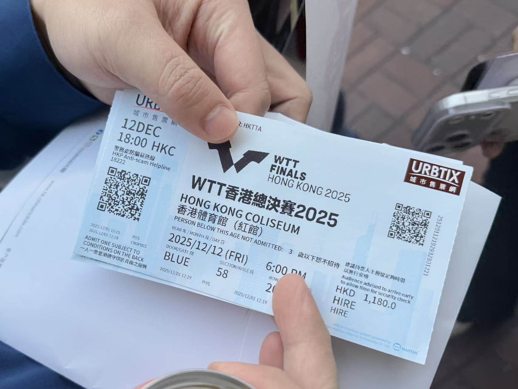 A fan buys two HK$1,180 tickets for 6,000 yuan outside Hong Kong Coliseum. Photo: Stephy Zhang