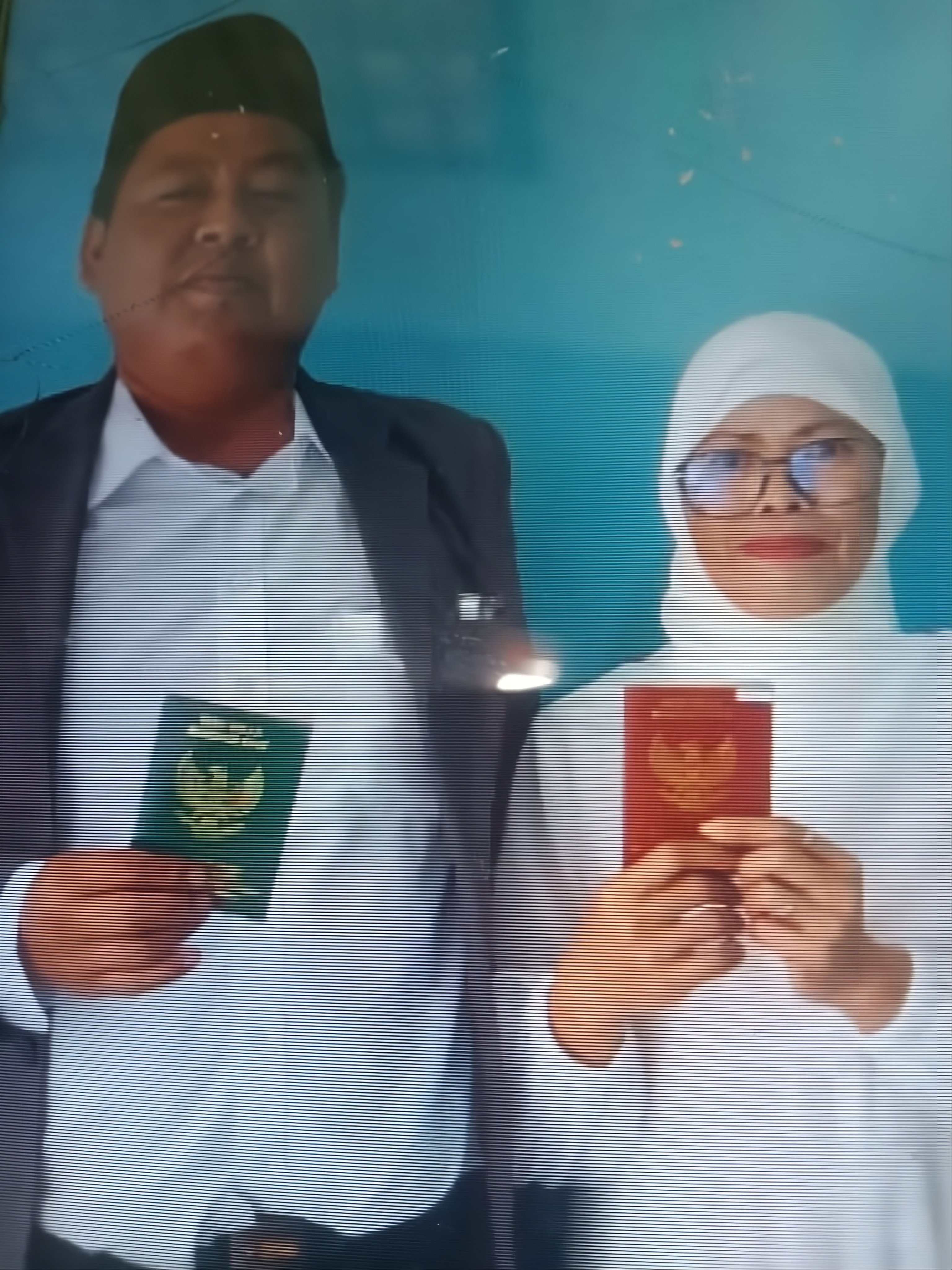 Indonesian national Eli Cahyono (left) pictured with his wife Darwati, who died in the Wang Fuk Court fire. Photo: Handout