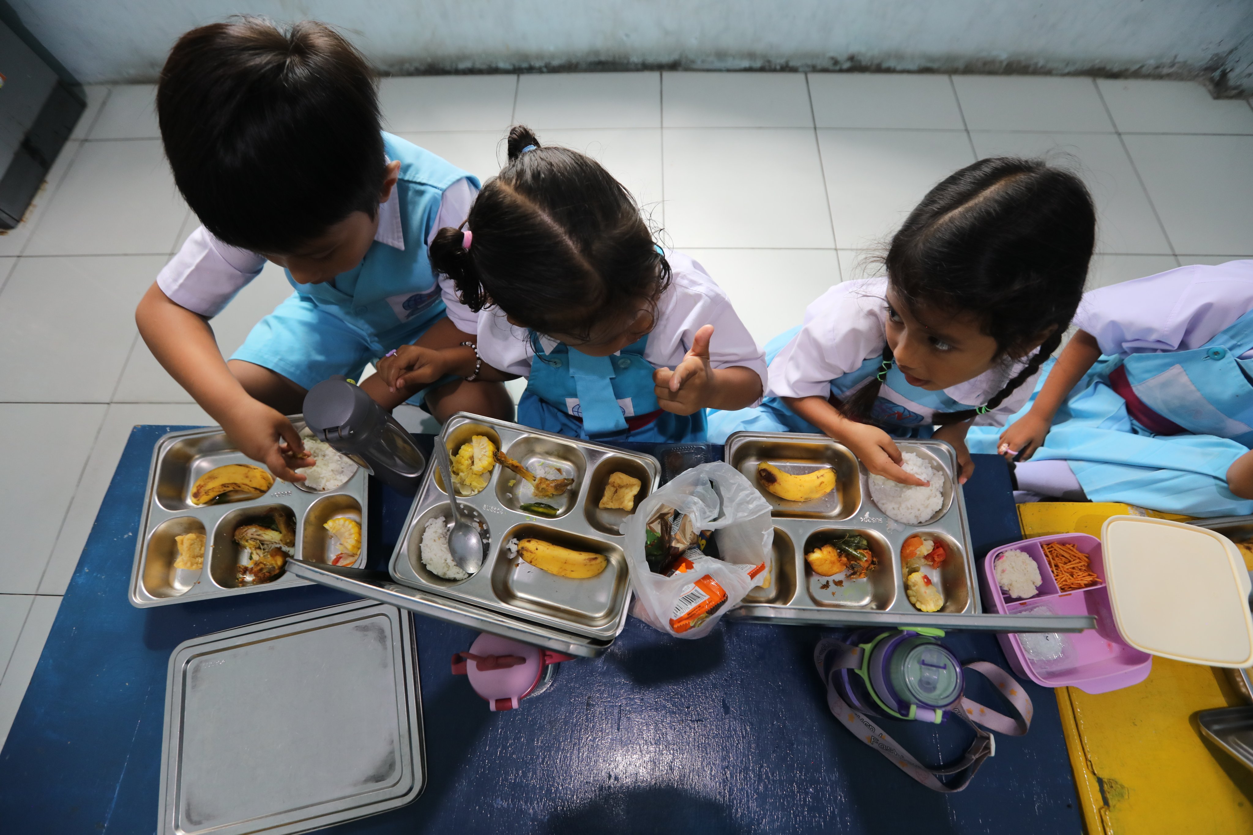 Indonesian students eat a free school meal in Aceh Besar earlier this year. Photo: EPA