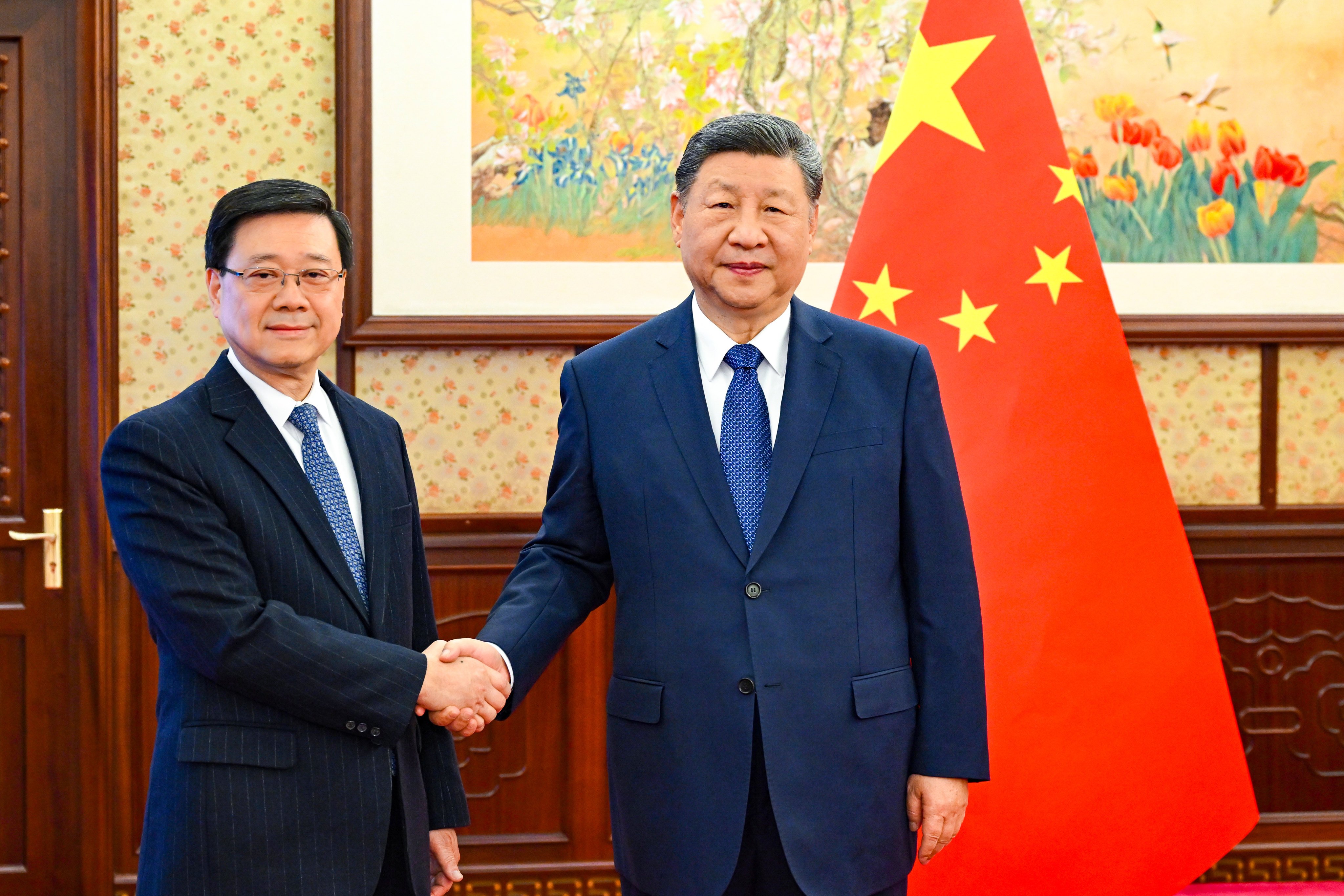 President Xi Jinping (right) meets Chief Executive John Lee in Beijing on Tuesday. Photo: Xinhua