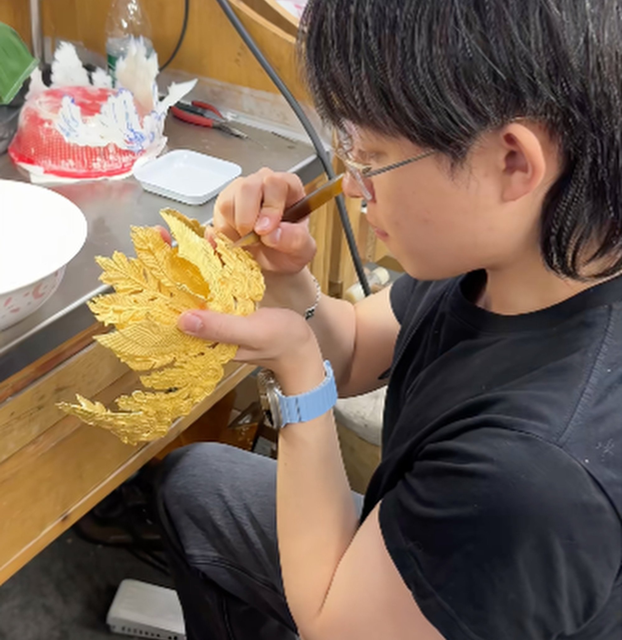 The crown being made. Experts say it would have been very expensive to create. Photo: Douyin