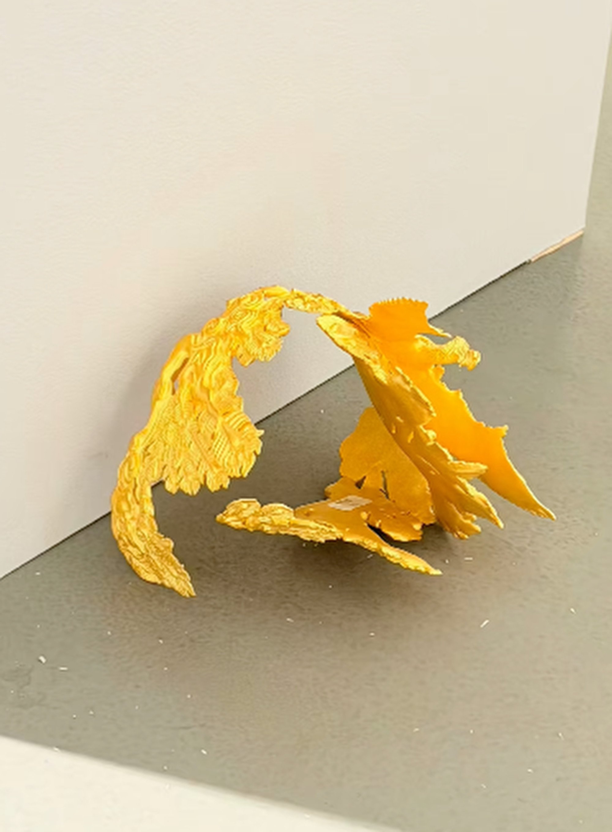 The broken crown and tiny shards of gold lie on the exhibition hall’s floor. Photo: Douyin