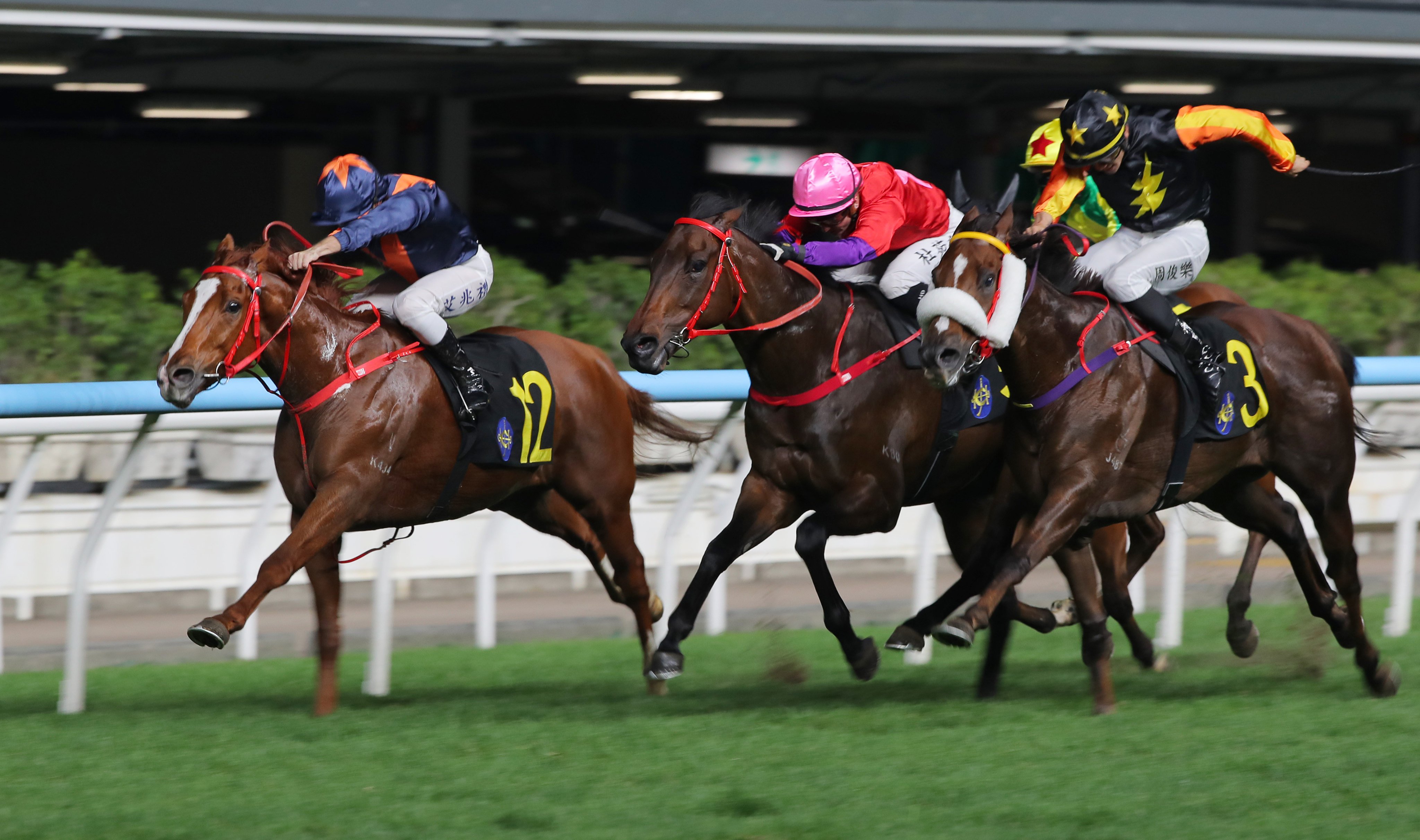 Andrea Atzeni and Amazing Kid (12) give John Size his first Happy Valley winner of the season. Photos: Kenneth Chan