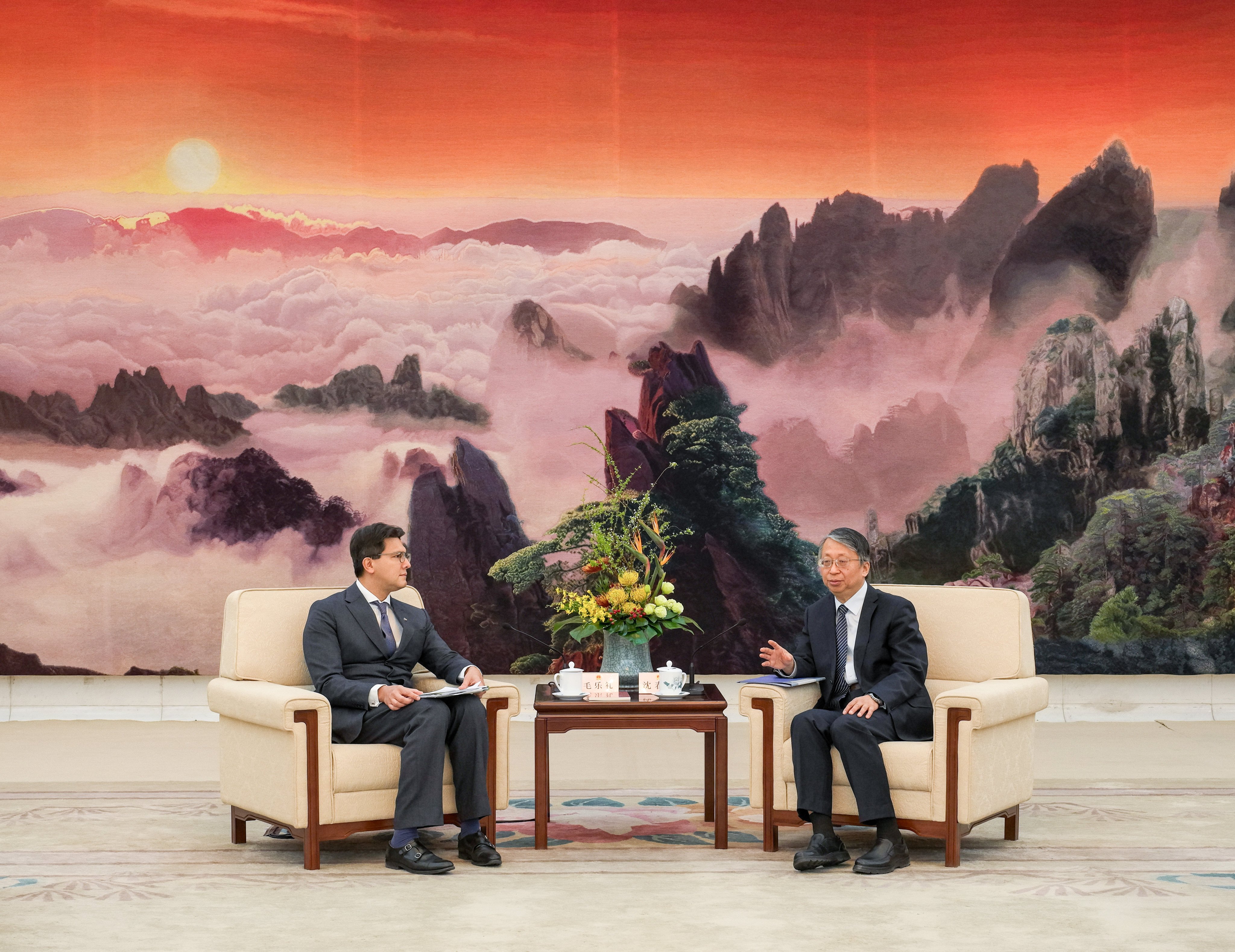 Shen Chunyao, director of the Hong Kong Basic Law Committee and chairman of the Legislative Affairs Commission (right) speaks with Jose-Antonio Maurellet, chairman of the Hong Kong Bar Association during his visit to Beijing. Photo: Handout