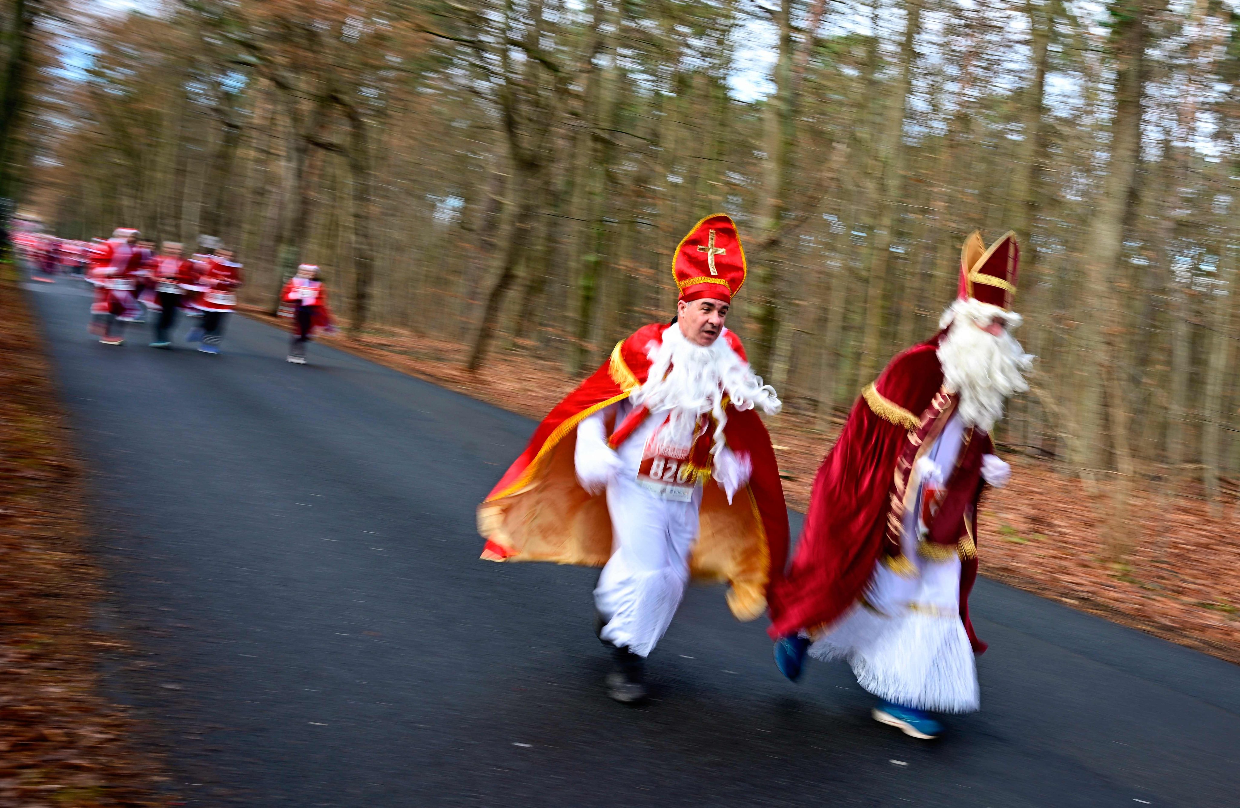 Participants wearing costumes take part in the 17th Michendorfer Nikolauslauf fun run in Michendorf, southwest of Berlin, Germany, on December 7, 2025. Photo: AFP