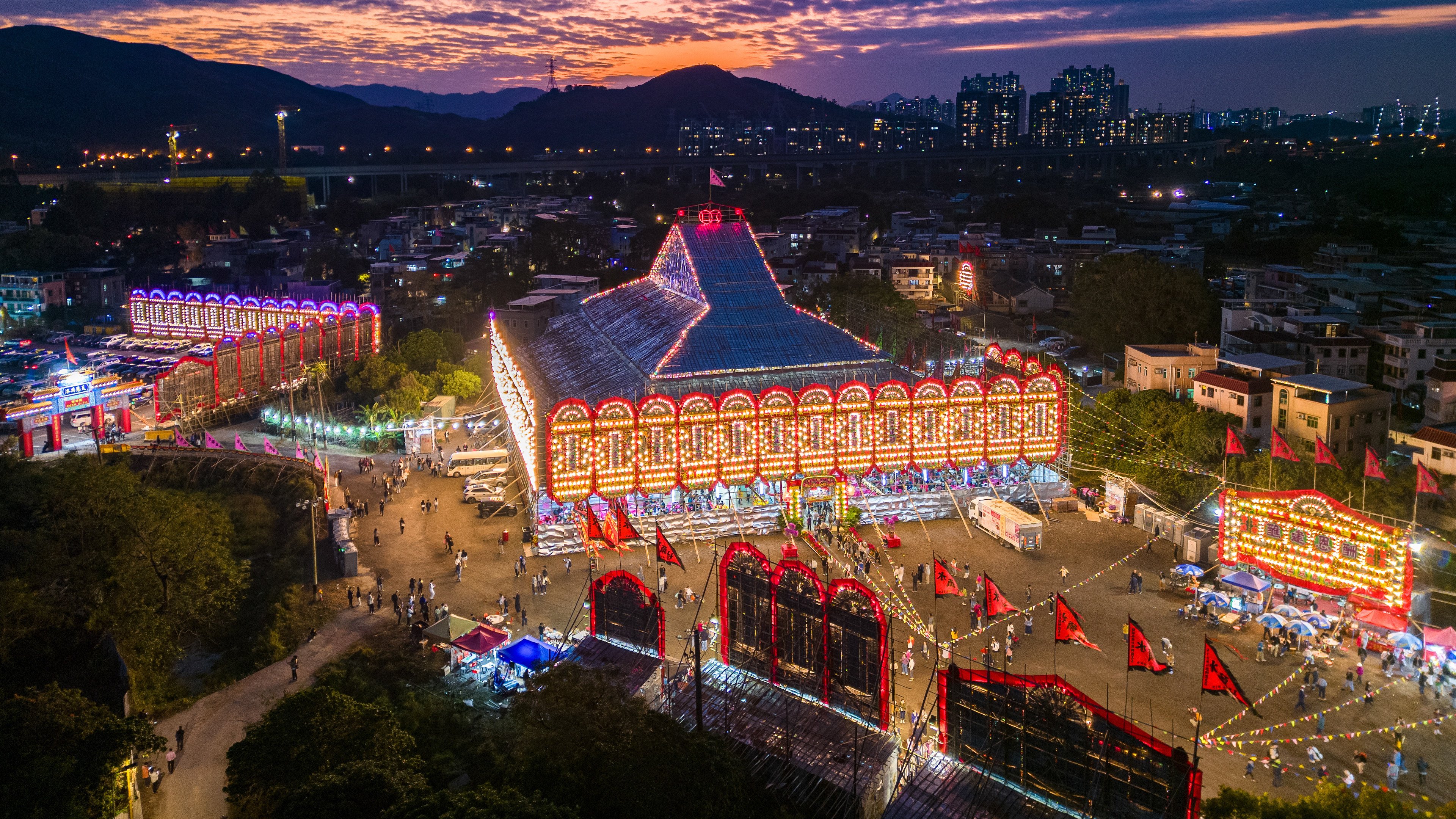 The vibrant glow of the sunset adorns the giant bamboo scaffold at Kam Tin in Yuen Long during the Jiao Festival, which is held once every 10 years. 15DEC25.